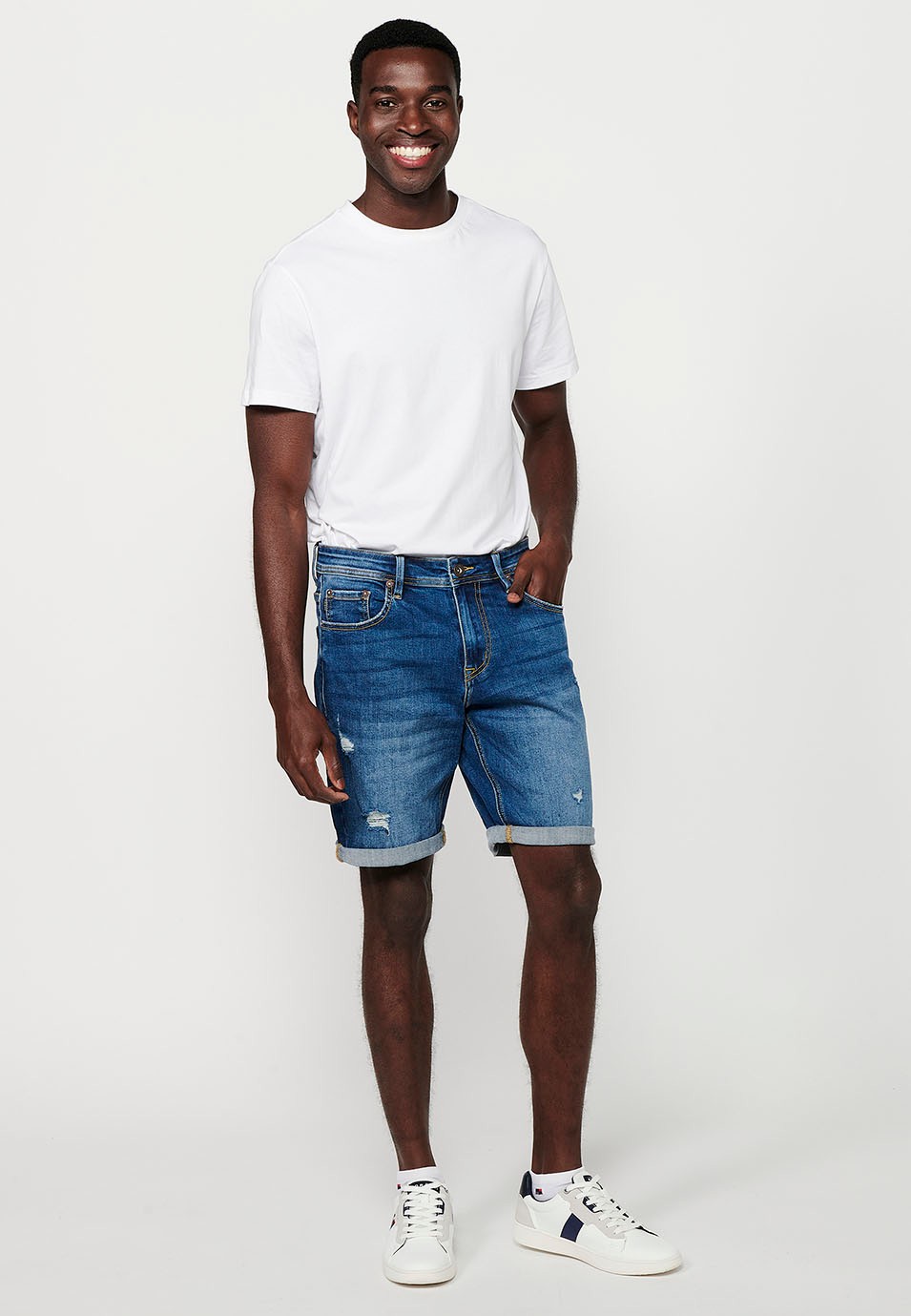 Shorts with turn-up finish and front zipper and button closure with five pockets, one blue pocket pocket for Men