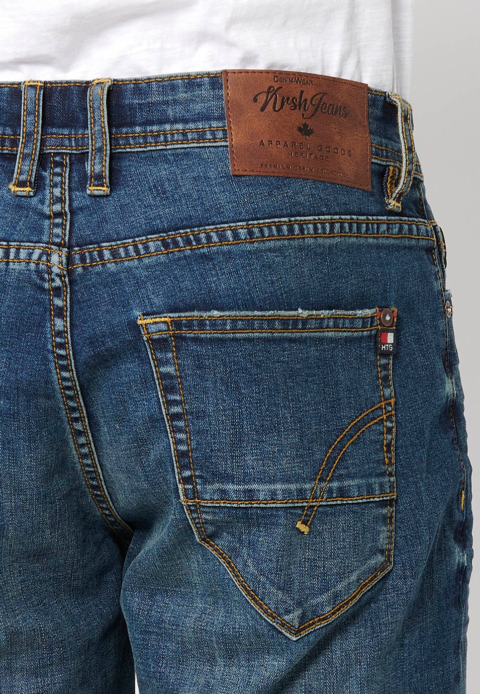Bermuda en jean avec fermeture éclair sur le devant et fermeture boutonnée avec cinq poches, une poche bleue pour homme 10
