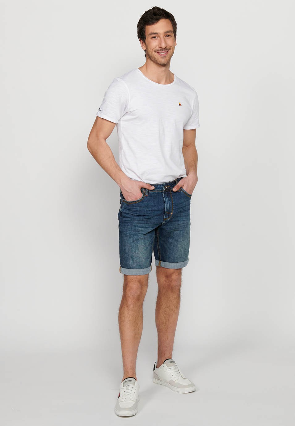 Bermuda denim shorts with front zipper and button closure with five pockets, one blue pocket pocket for Men 1