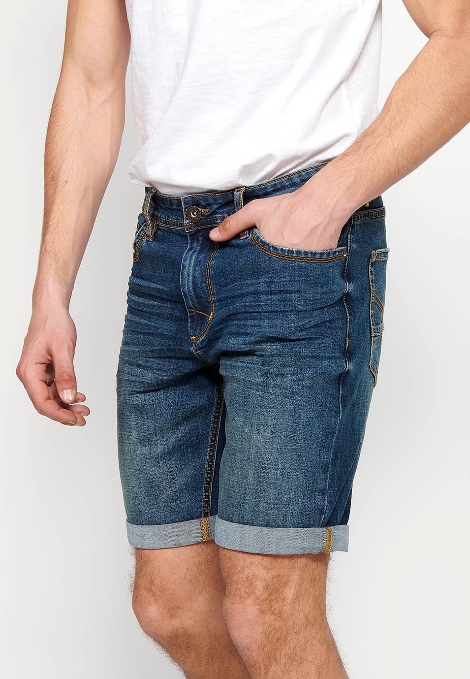 Bermuda denim shorts with front zipper and button closure with five pockets, one blue pocket pocket for Men 3