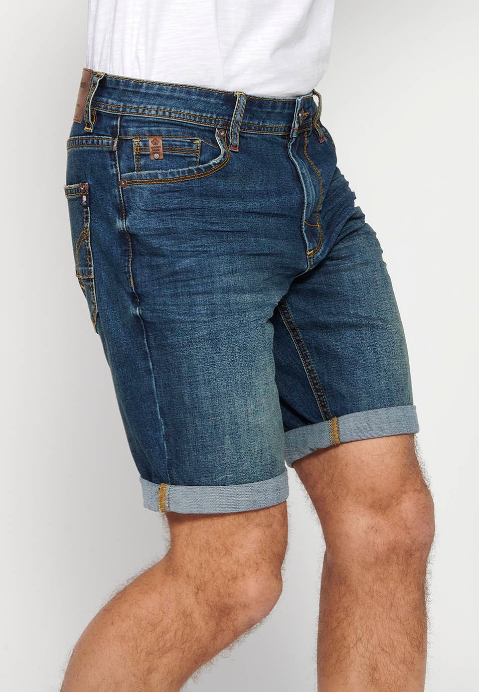 Bermuda denim shorts with front zipper and button closure with five pockets, one blue pocket pocket for Men 4