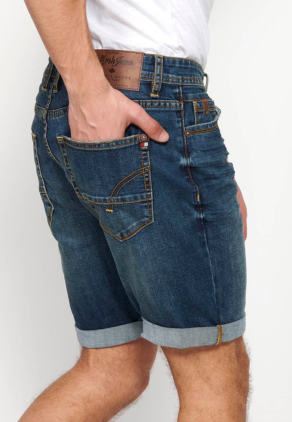 Bermuda en jean avec fermeture éclair sur le devant et fermeture boutonnée avec cinq poches, une poche bleue pour homme 5