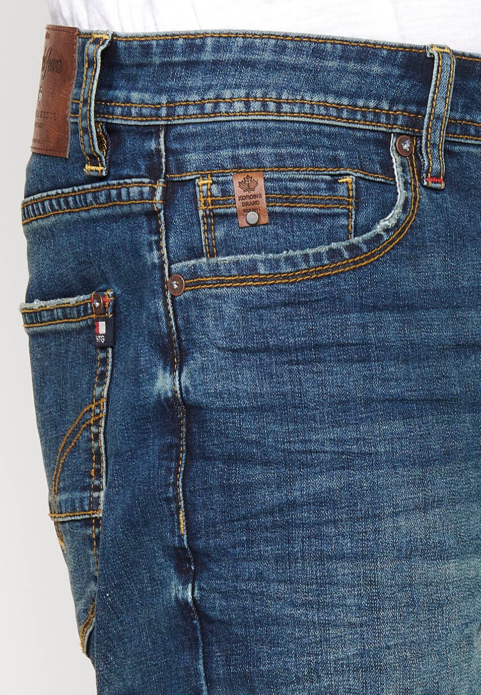 Bermuda en jean avec fermeture éclair sur le devant et fermeture boutonnée avec cinq poches, une poche bleue pour homme 9