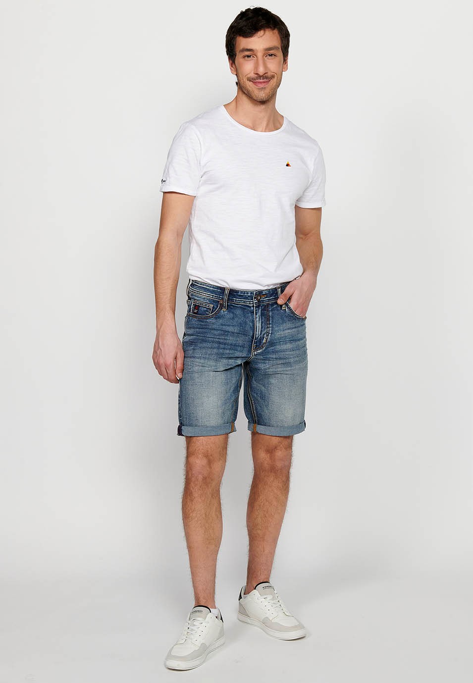 Bermuda en jean avec fermeture sur le devant avec fermeture éclair et bouton avec cinq poches, une poche, couleur bleue pour homme