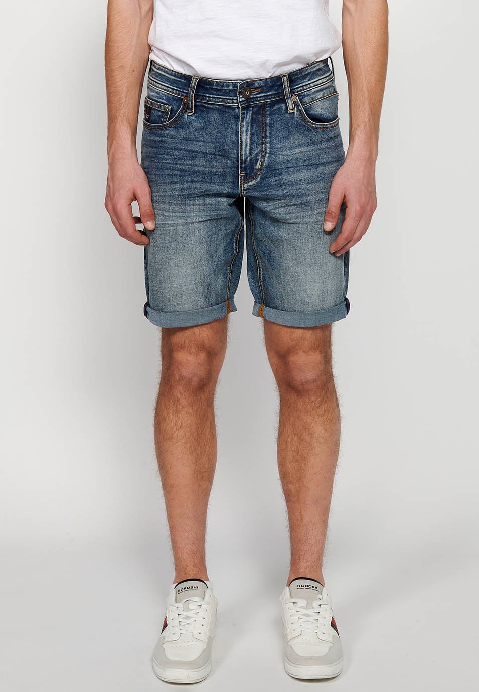 Bermuda en jean avec fermeture sur le devant avec fermeture éclair et bouton avec cinq poches, une poche, couleur bleue pour homme 2