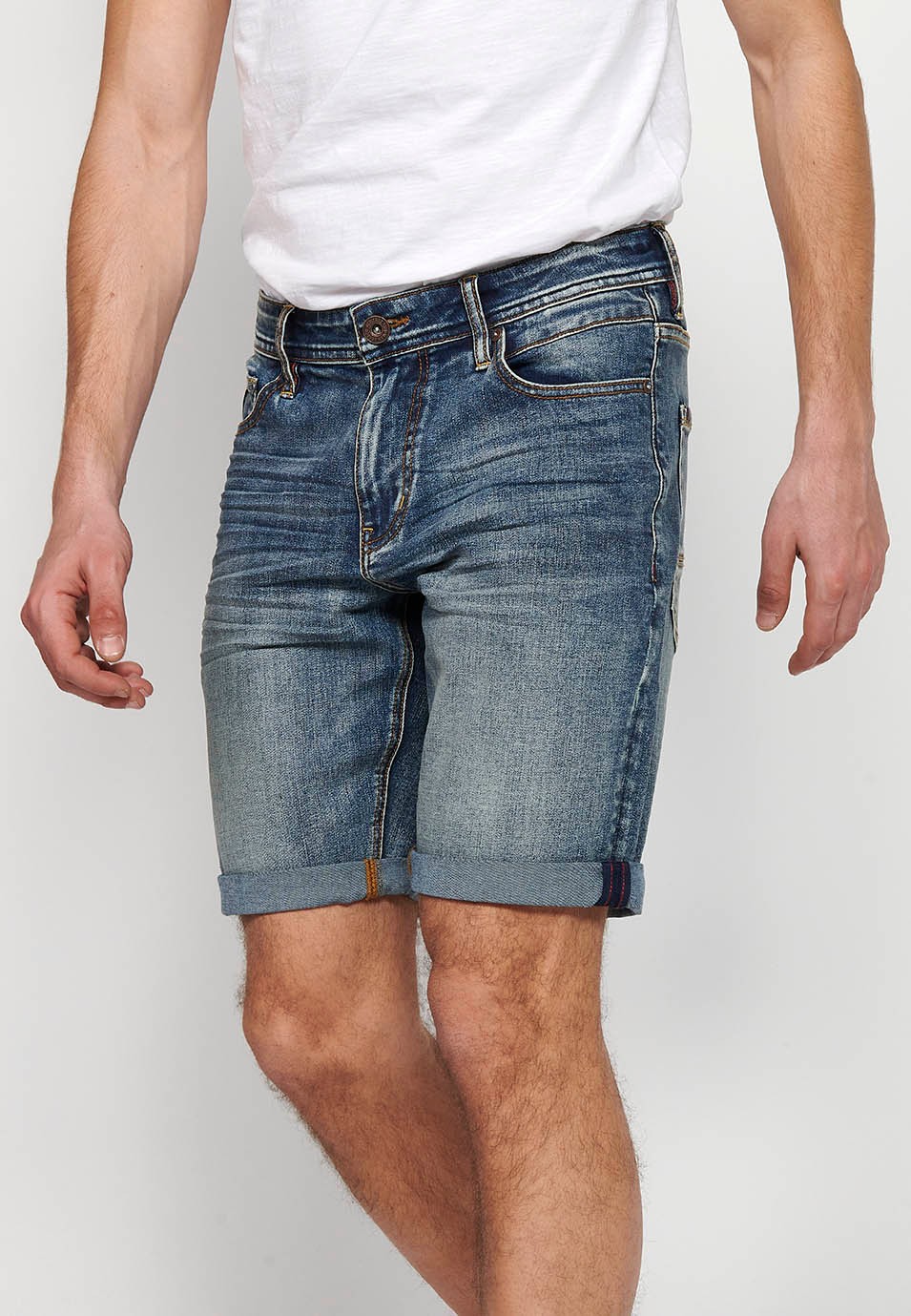 Pantalón corto denim Bermuda Vaquera con Cierre delantero con cremallera y botón con Cinco bolsillos, uno cerillero de Color Azul para Hombre 1