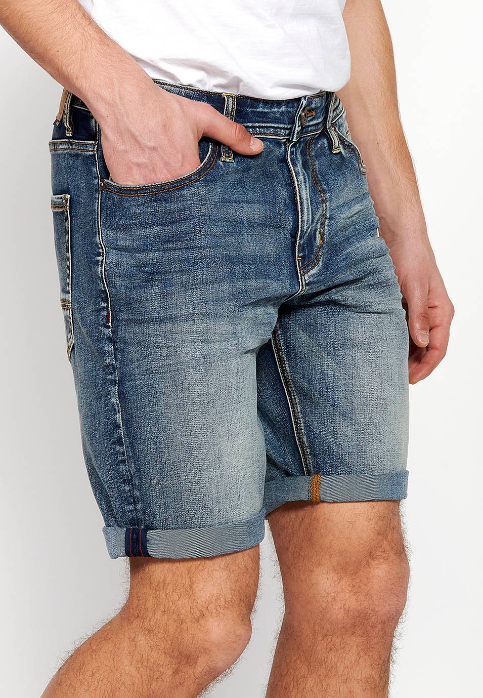 Bermuda en jean avec fermeture sur le devant avec fermeture éclair et bouton avec cinq poches, une poche, couleur bleue pour homme 4