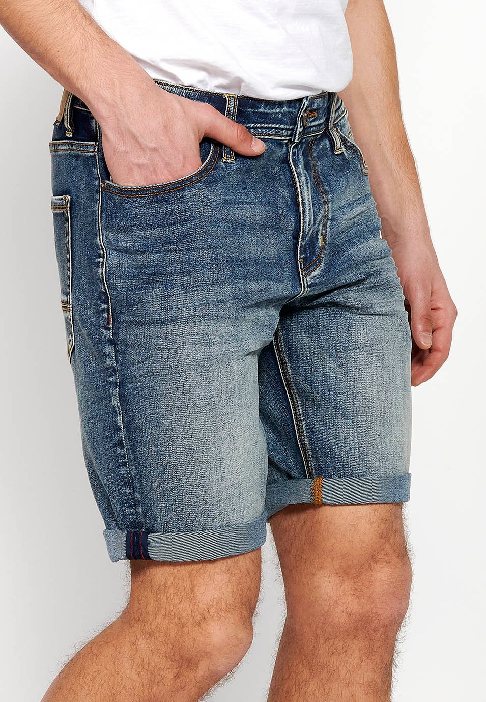 Pantalón corto denim Bermuda Vaquera con Cierre delantero con cremallera y botón con Cinco bolsillos, uno cerillero de Color Azul para Hombre 4