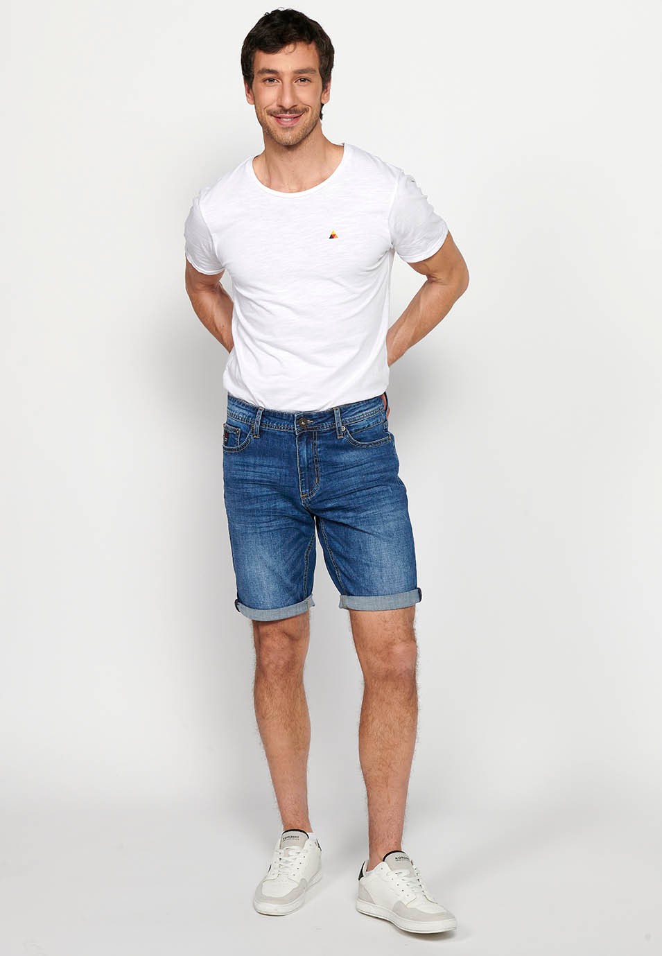 Bermuda-Jeansshorts mit Reißverschluss und Knopfverschluss vorne und fünf Taschen, eine blaue Tasche für Herren