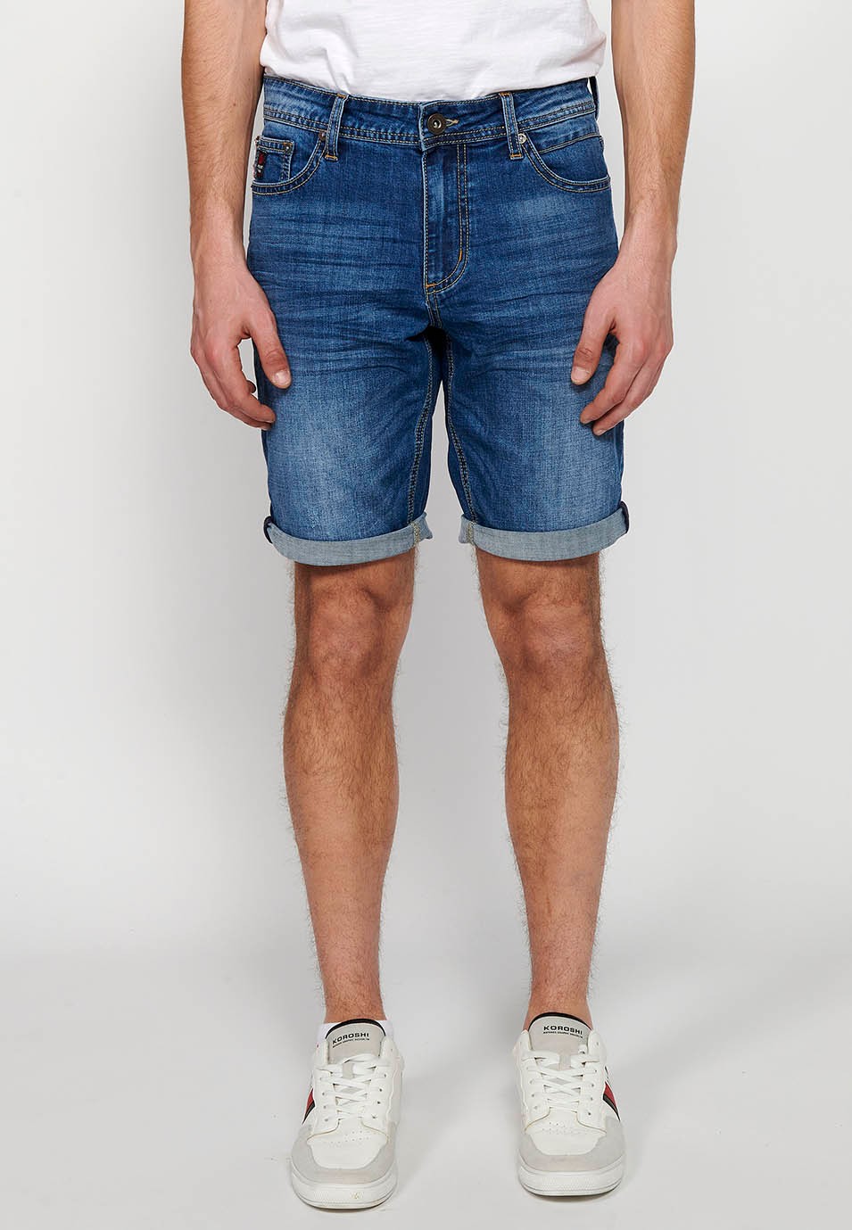 Bermuda en jean avec fermeture éclair sur le devant et fermeture boutonnée avec cinq poches, une poche bleue pour homme