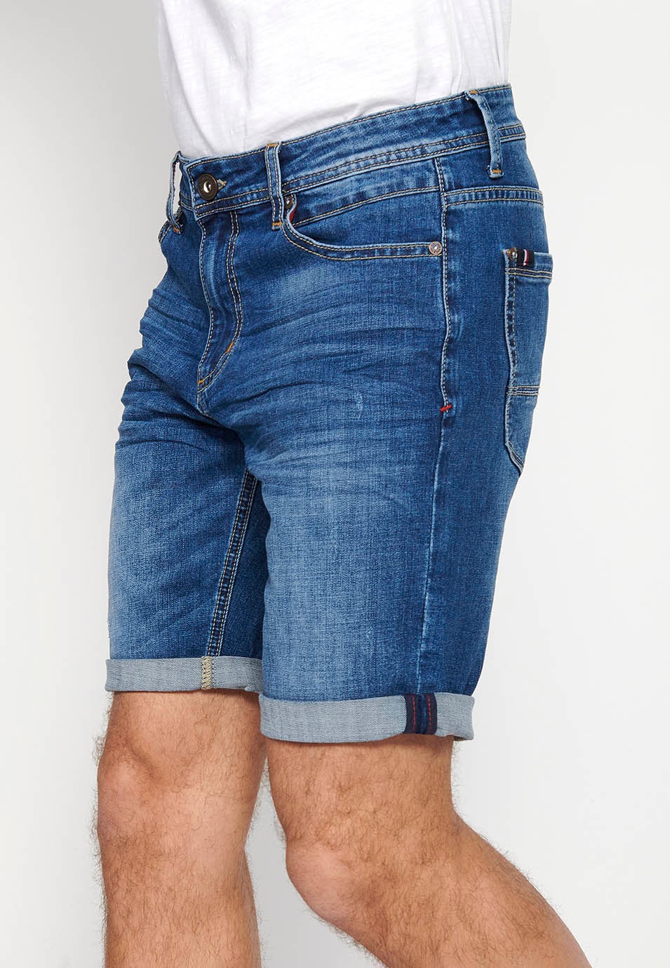 Bermuda-Jeansshorts mit Reißverschluss und Knopfverschluss vorne und fünf Taschen, eine blaue Tasche für Herren