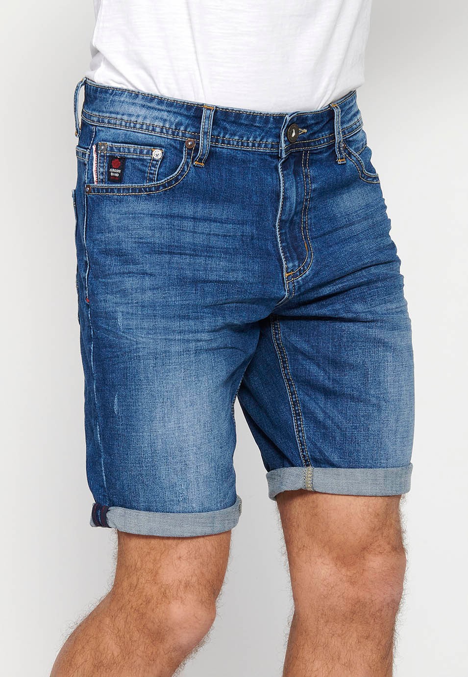 Bermuda-Jeansshorts mit Reißverschluss und Knopfverschluss vorne und fünf Taschen, eine blaue Tasche für Herren