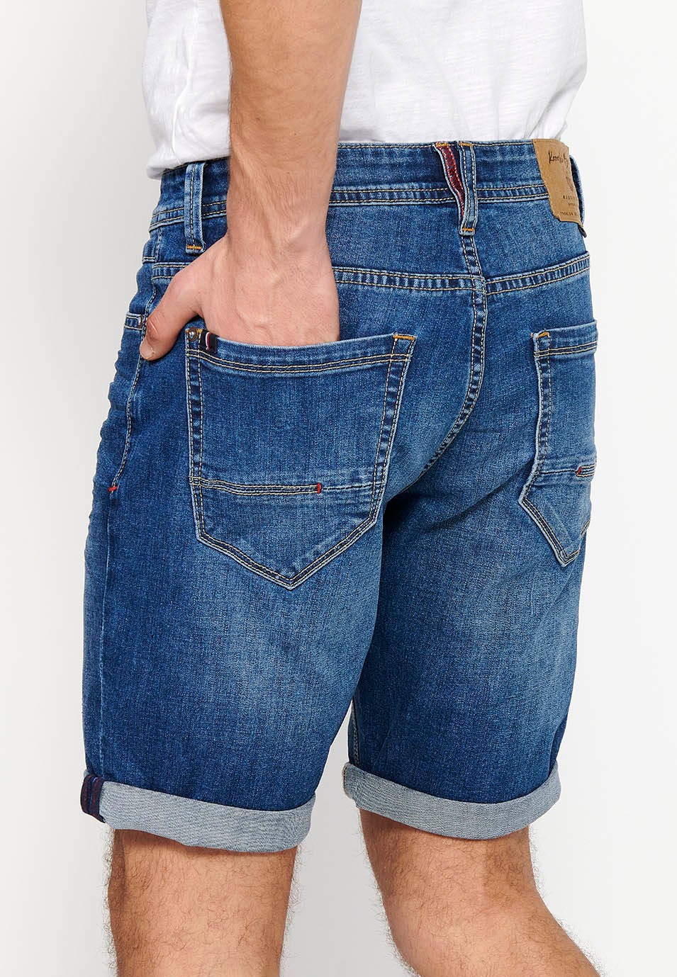 Bermuda-Jeansshorts mit Reißverschluss und Knopfverschluss vorne und fünf Taschen, eine blaue Tasche für Herren