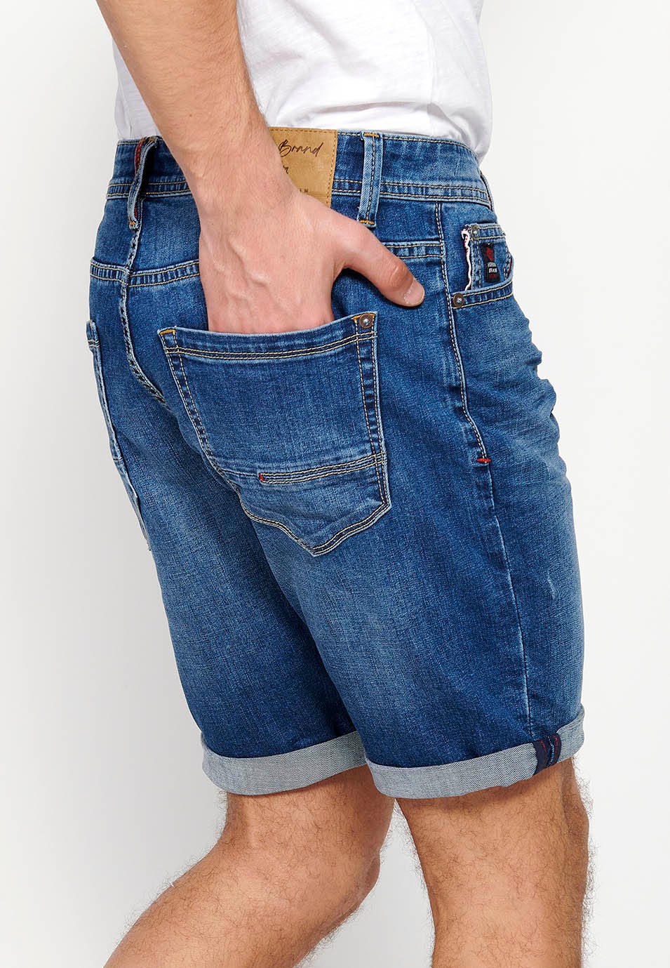 Bermuda en jean avec fermeture éclair sur le devant et fermeture boutonnée avec cinq poches, une poche bleue pour homme