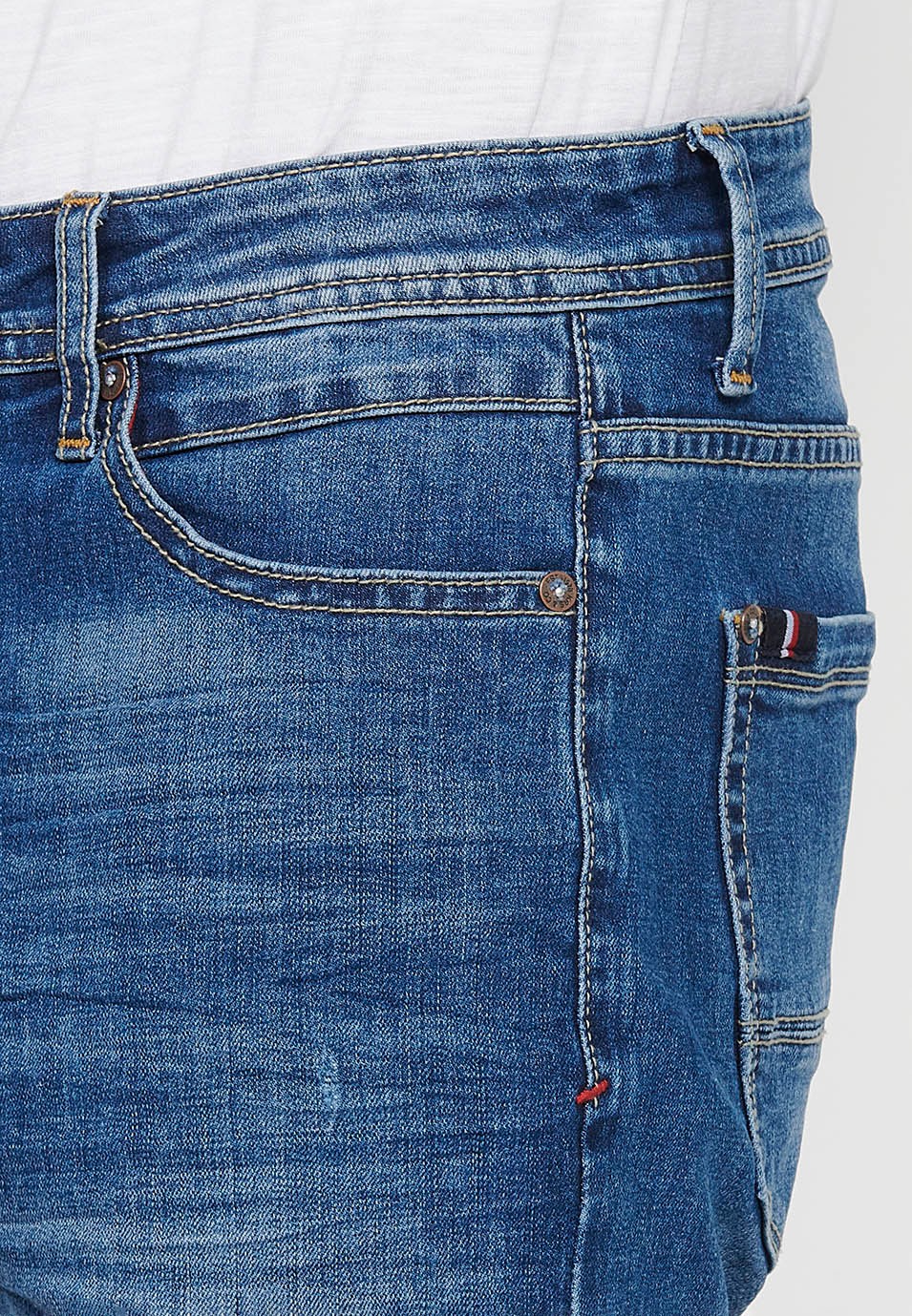 Bermuda en jean avec fermeture éclair sur le devant et fermeture boutonnée avec cinq poches, une poche bleue pour homme