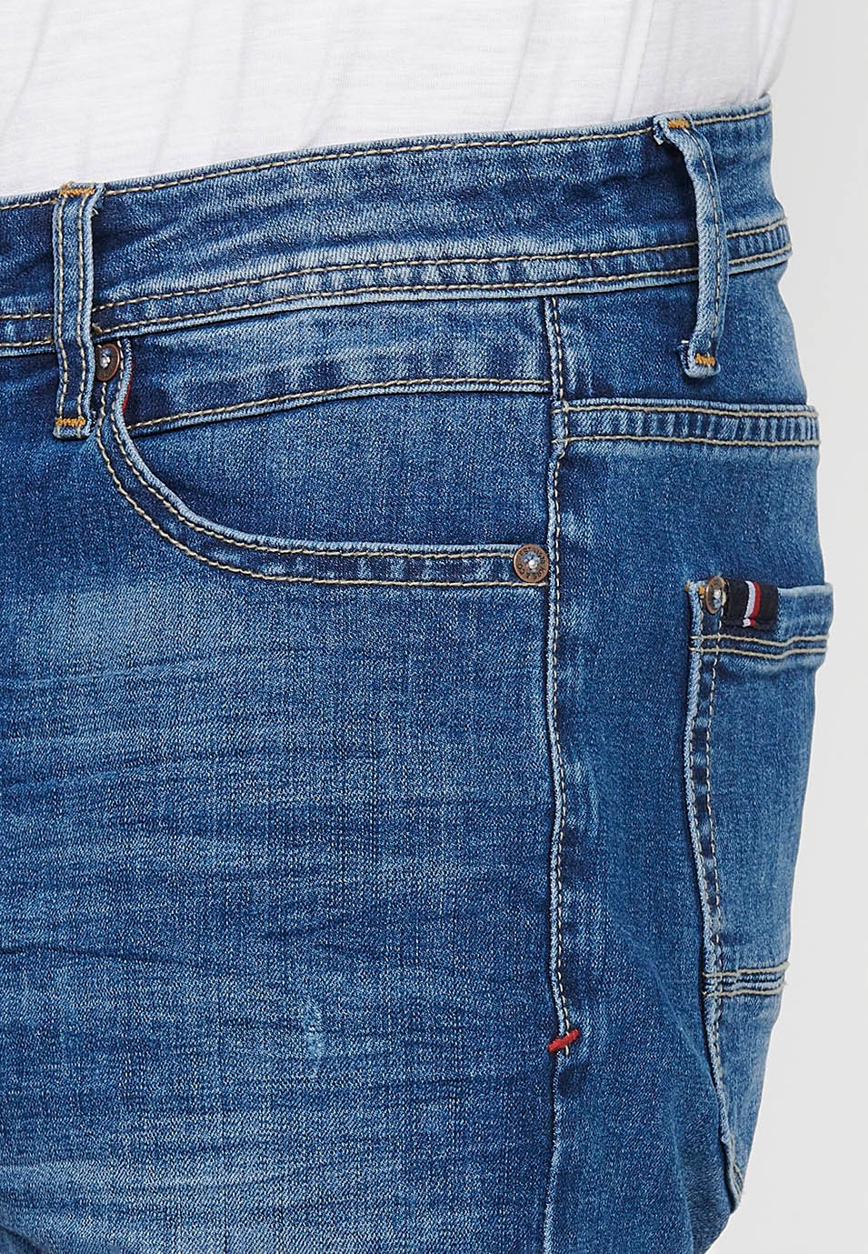 Bermuda denim shorts with front zipper and button closure with five pockets, one blue pocket pocket for Men