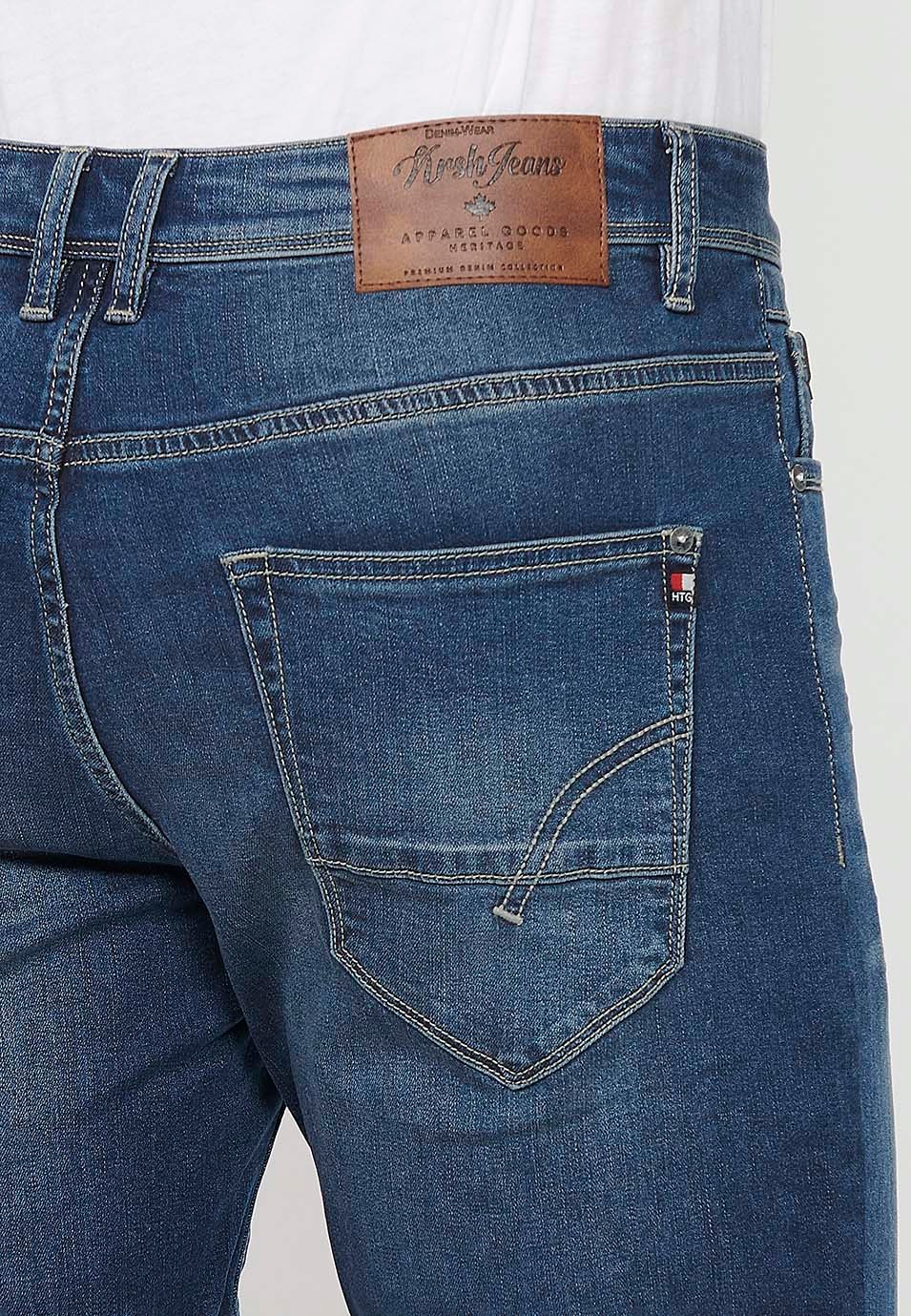 Bermuda en jean bleu avec finition revers et fermeture éclair et bouton sur le devant pour homme 8