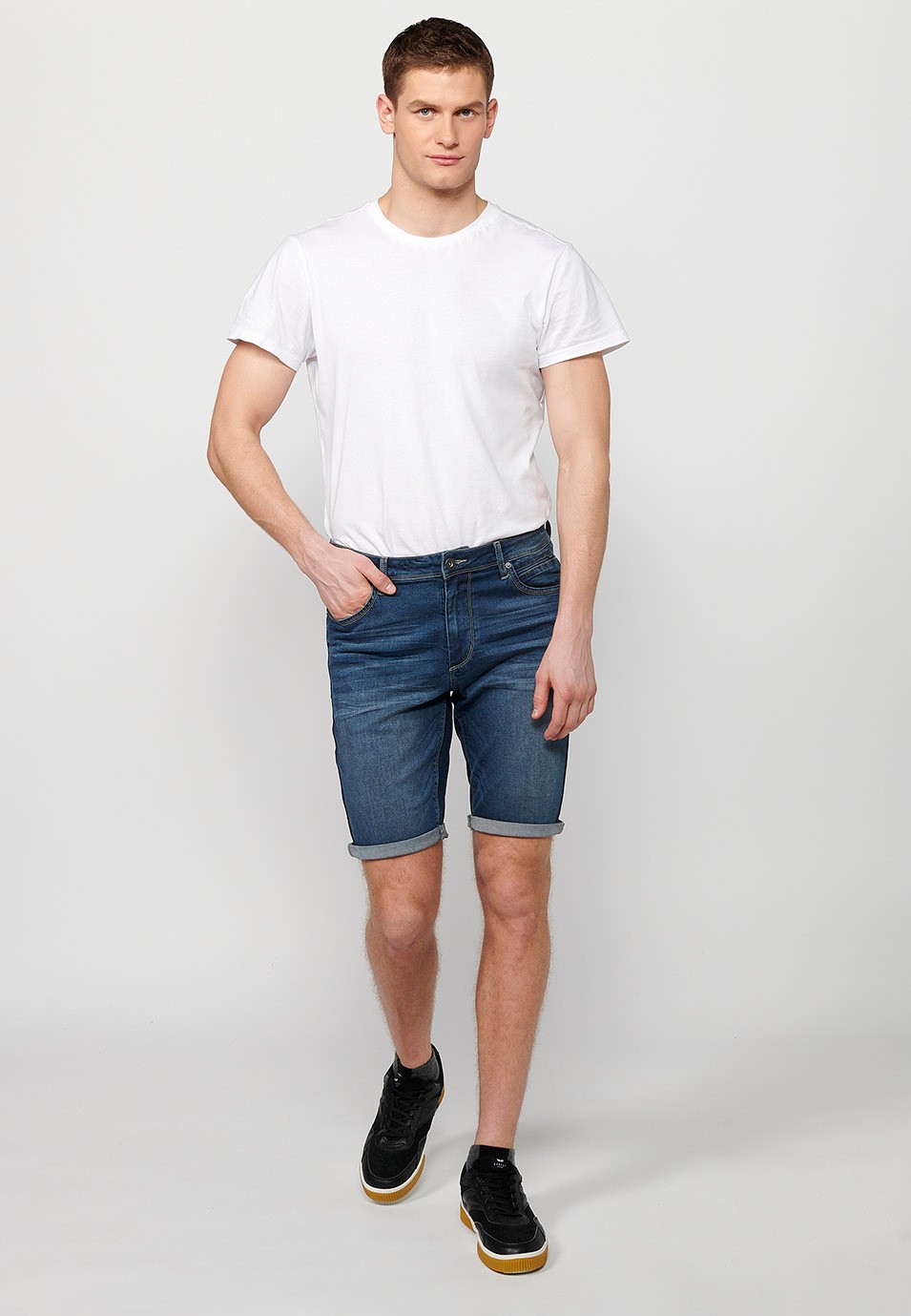 Blaue Denim-Bermudashorts mit Umschlag und Reißverschluss vorne und Knopfverschluss für Herren