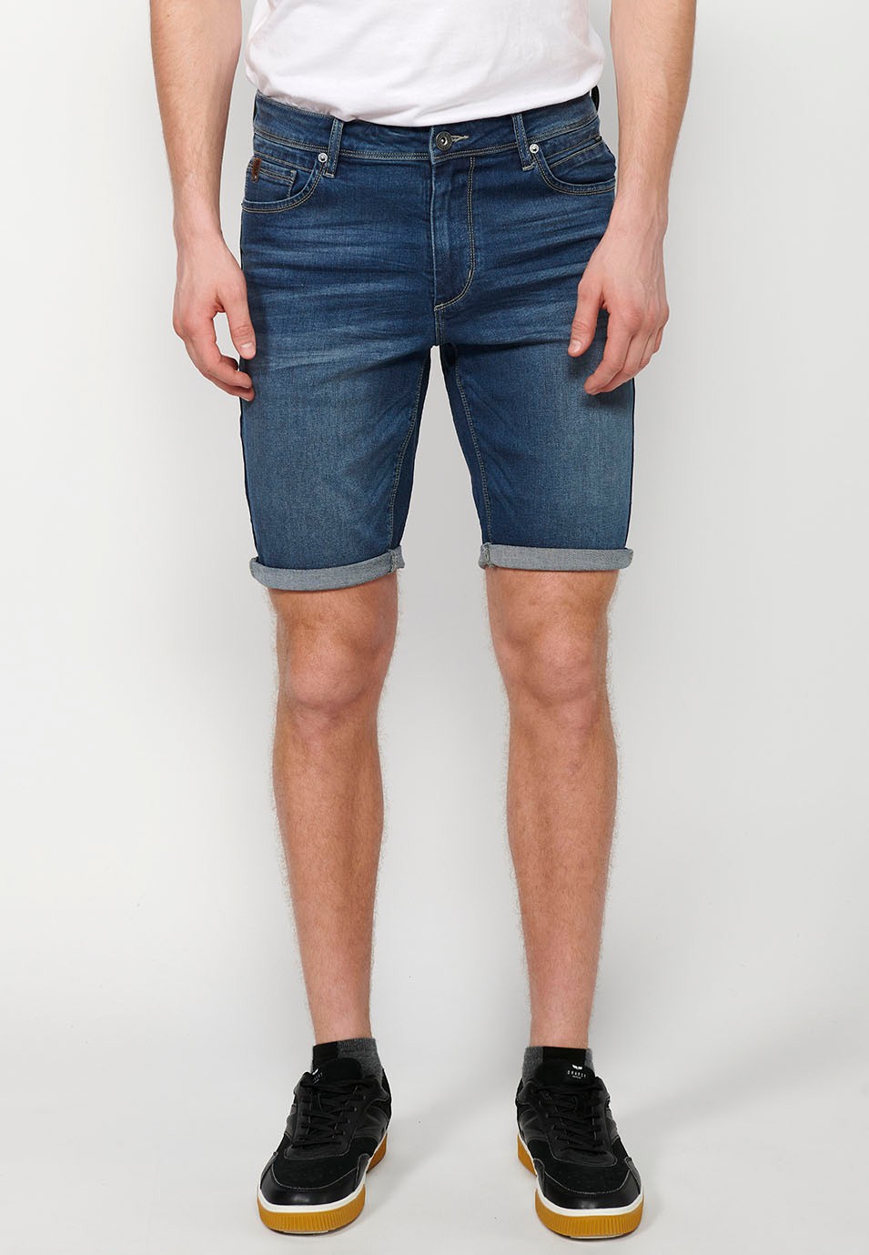 Bermuda en jean bleu avec finition revers et fermeture éclair et bouton sur le devant pour homme 2