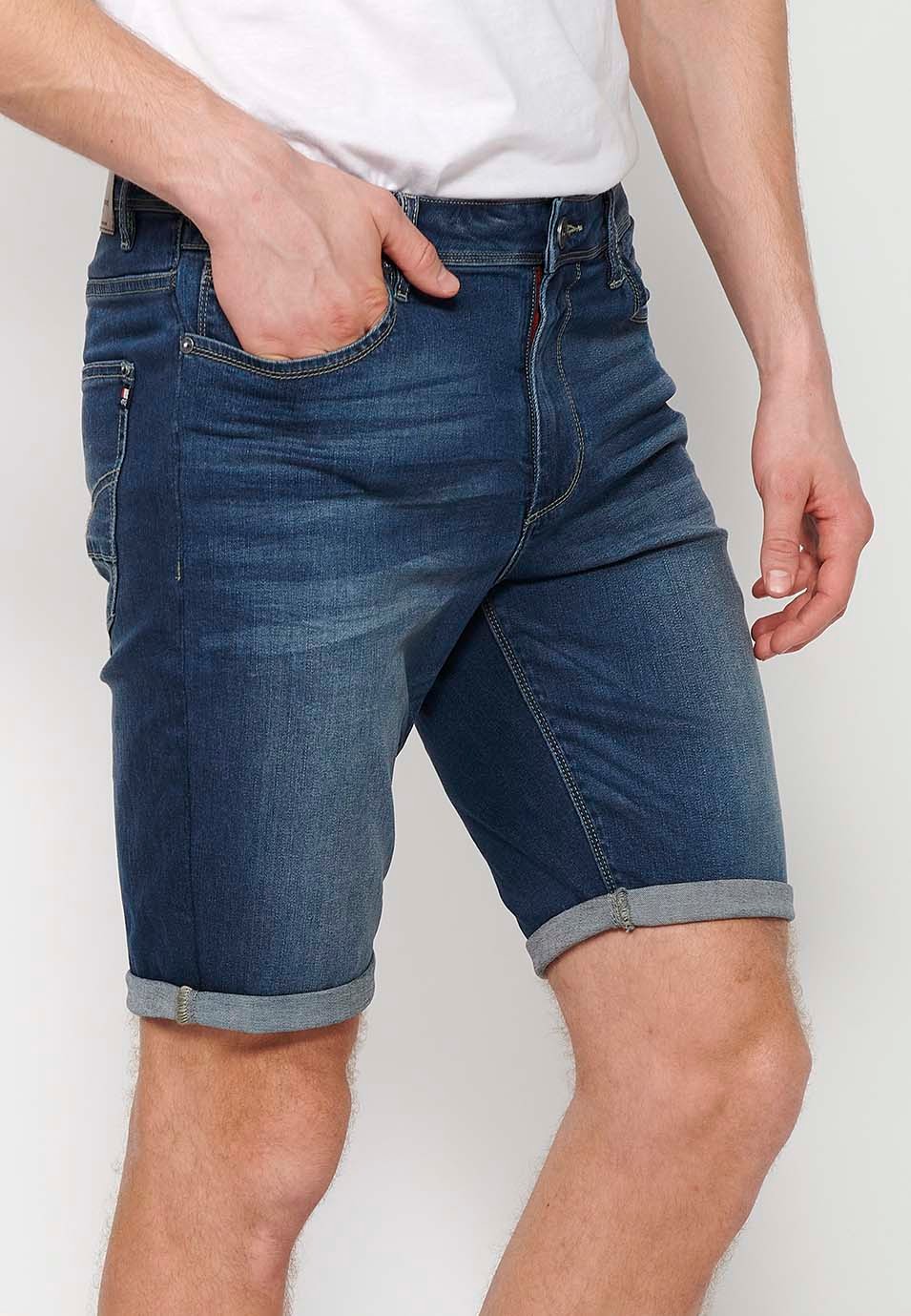 Pantalón corto Bermuda vaquera con acabado en vuelta y Cierre delantero con cremallera y botón de Color Azul para Hombre 4