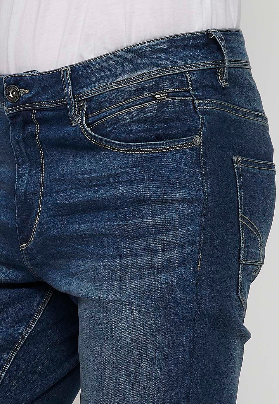 Bermuda en jean bleu avec finition revers et fermeture éclair et bouton sur le devant pour homme 3