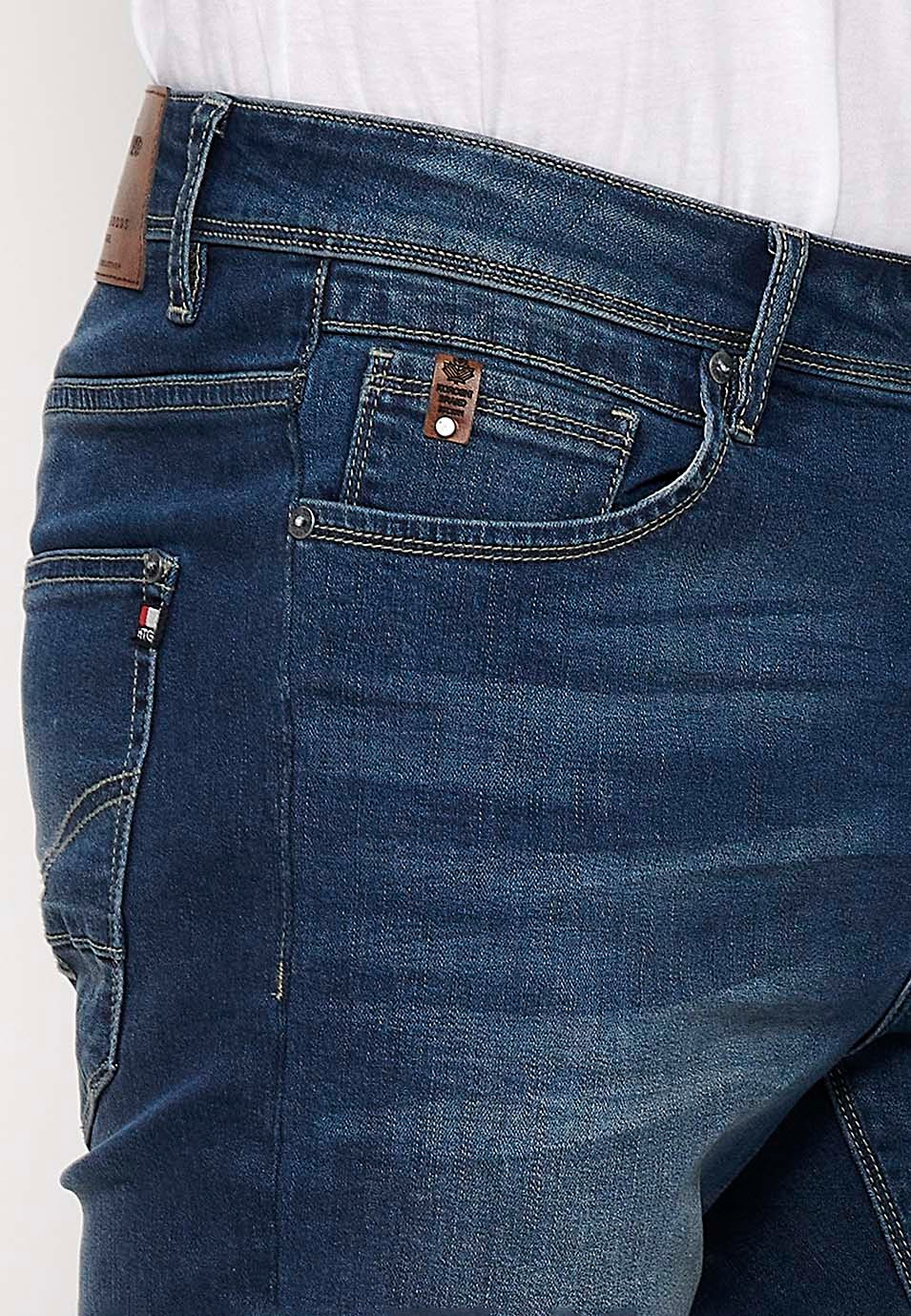 Bermuda en jean bleu avec finition revers et fermeture éclair et bouton sur le devant pour homme 7