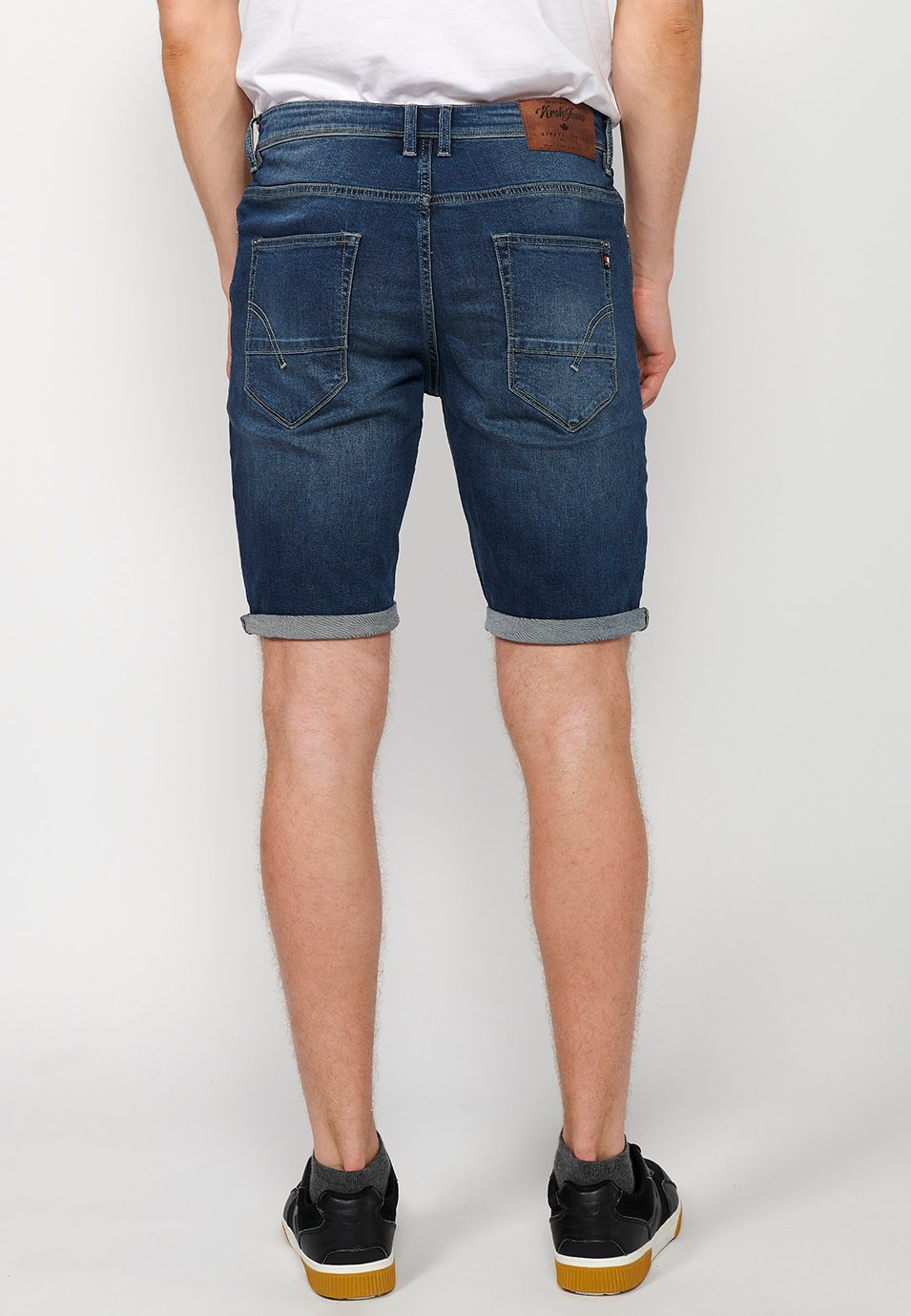 Bermuda en jean bleu avec finition revers et fermeture éclair et bouton sur le devant pour homme 9