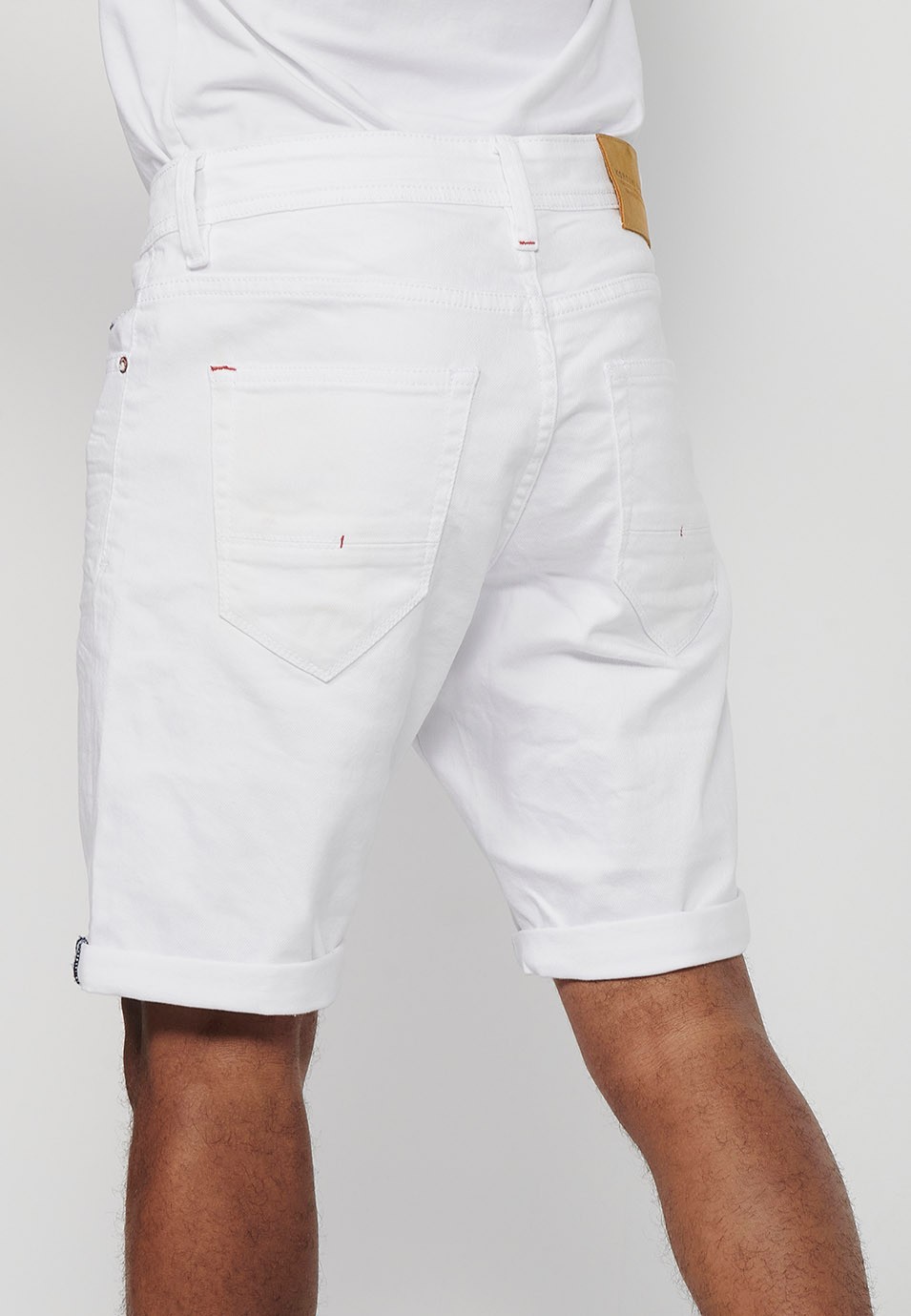 Bermuda en jean avec finition revers et fermeture sur le devant avec fermeture éclair et bouton en Blanc pour Homme 8