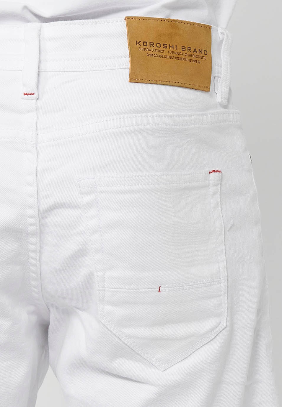 Bermuda en jean avec finition revers et fermeture sur le devant avec fermeture éclair et bouton en Blanc pour Homme 7