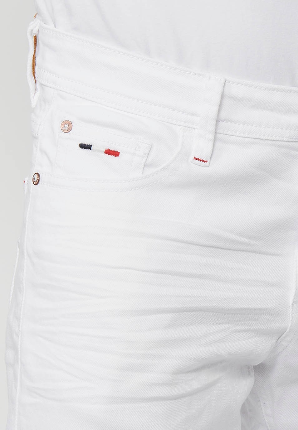 Bermuda en jean avec finition revers et fermeture sur le devant avec fermeture éclair et bouton en Blanc pour Homme 5