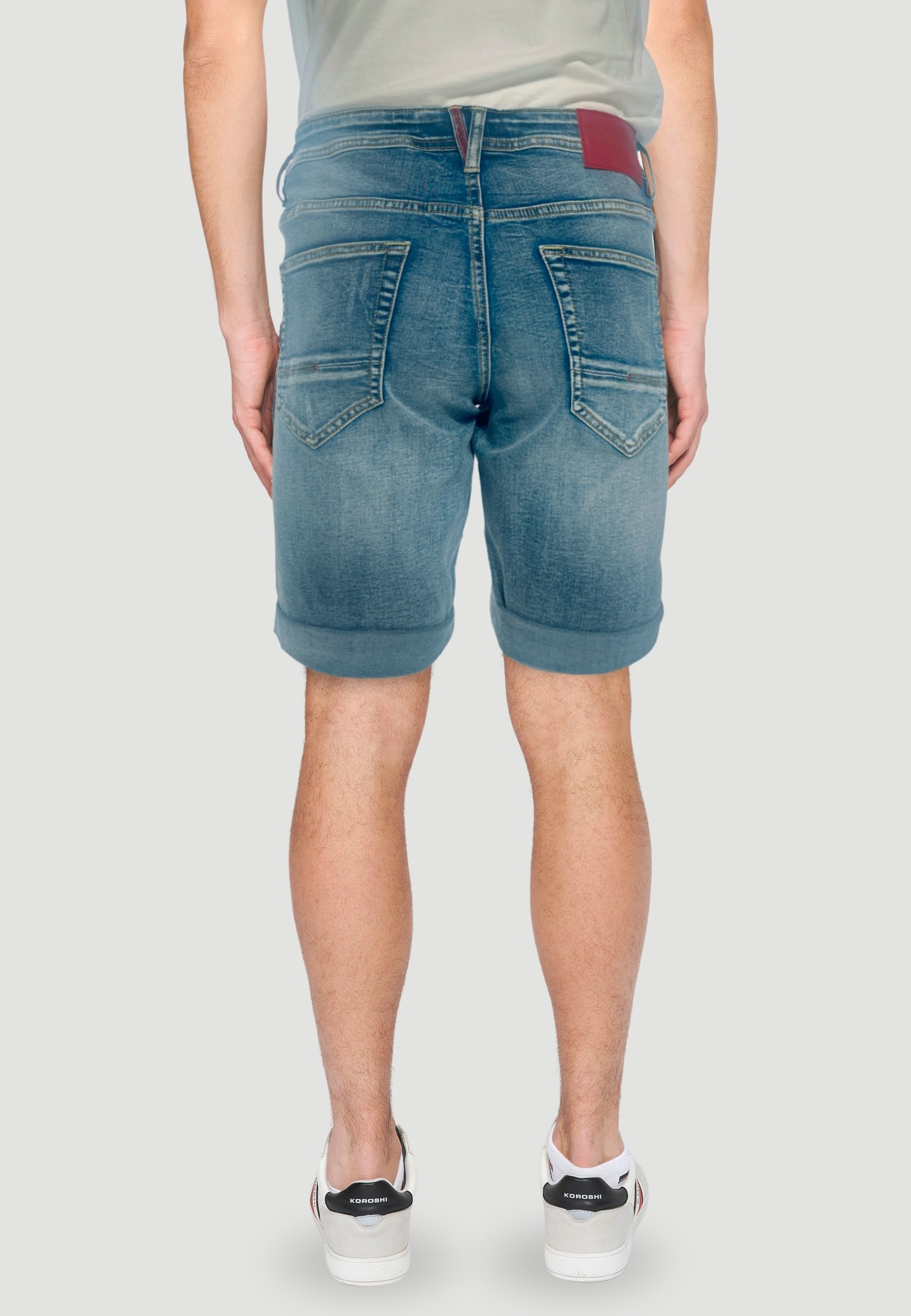Bermuda en jean avec finition revers et fermeture zippée et boutonnée sur le devant avec cinq poches, une poche, en Bleu pour Homme 4