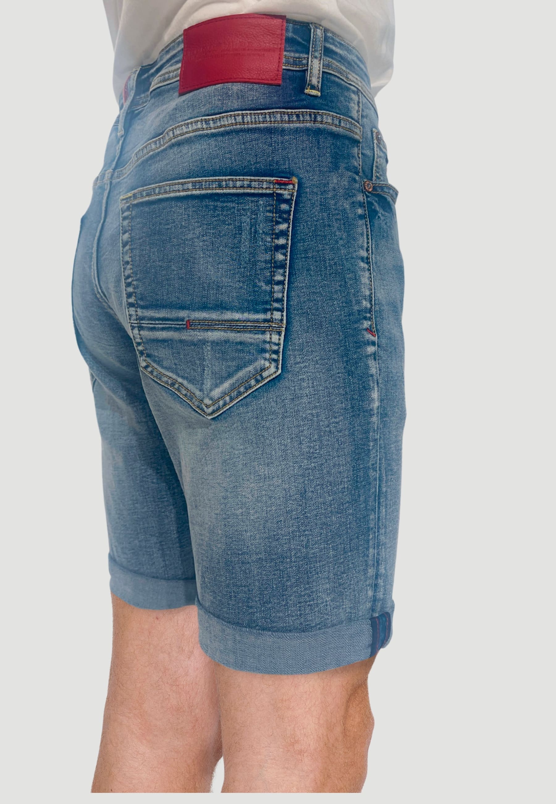Jeans-Bermudashorts mit Umschlag, Reißverschluss und Knopf vorne, fünf Taschen und einer Tasche in Blau für Herren 2
