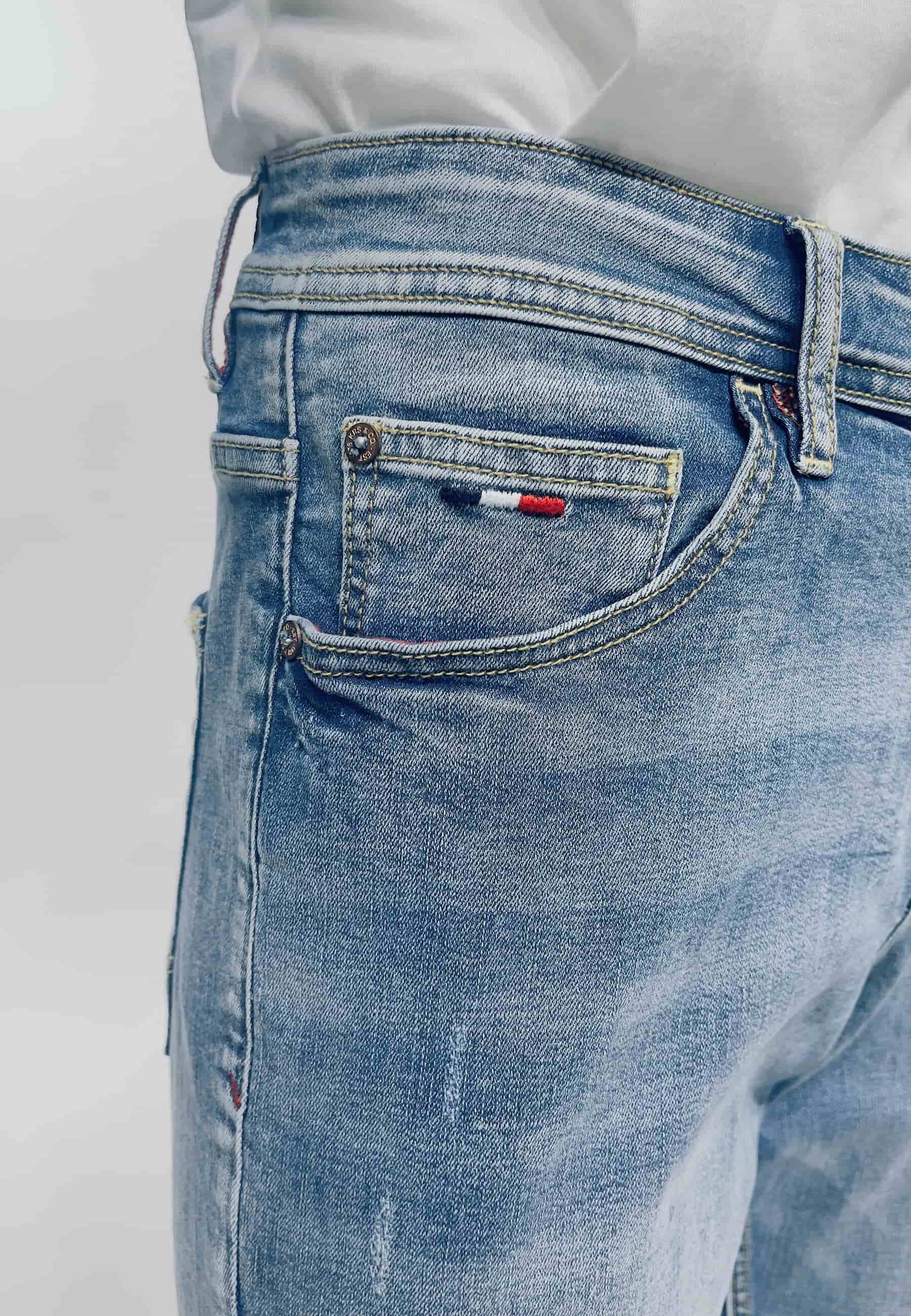 Bermuda en jean avec finition revers et fermeture zippée et boutonnée sur le devant avec cinq poches, une poche, en Bleu pour Homme 6