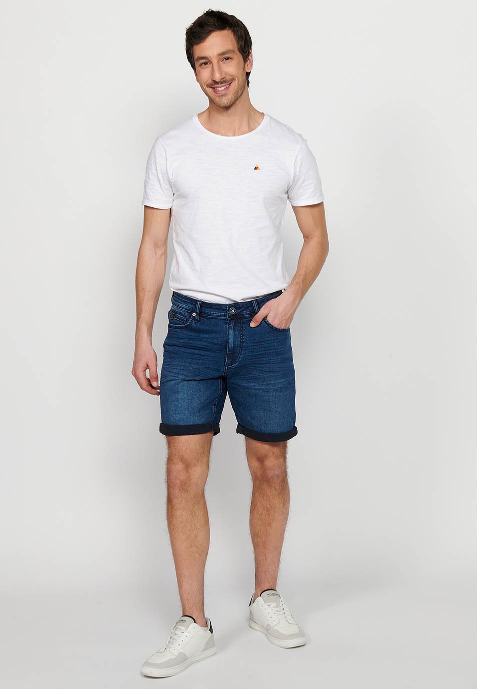 Denim shorts with front zipper and button closure and five pockets, one blue color pocket for Men