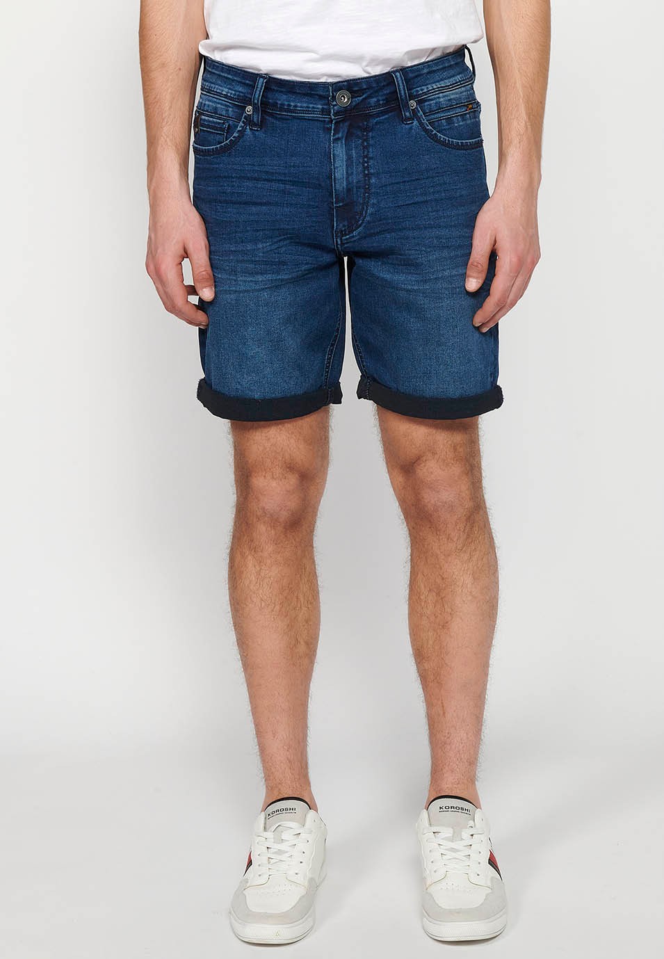 Short en jean avec fermeture éclair et bouton sur le devant et cinq poches, une poche de couleur bleue pour homme