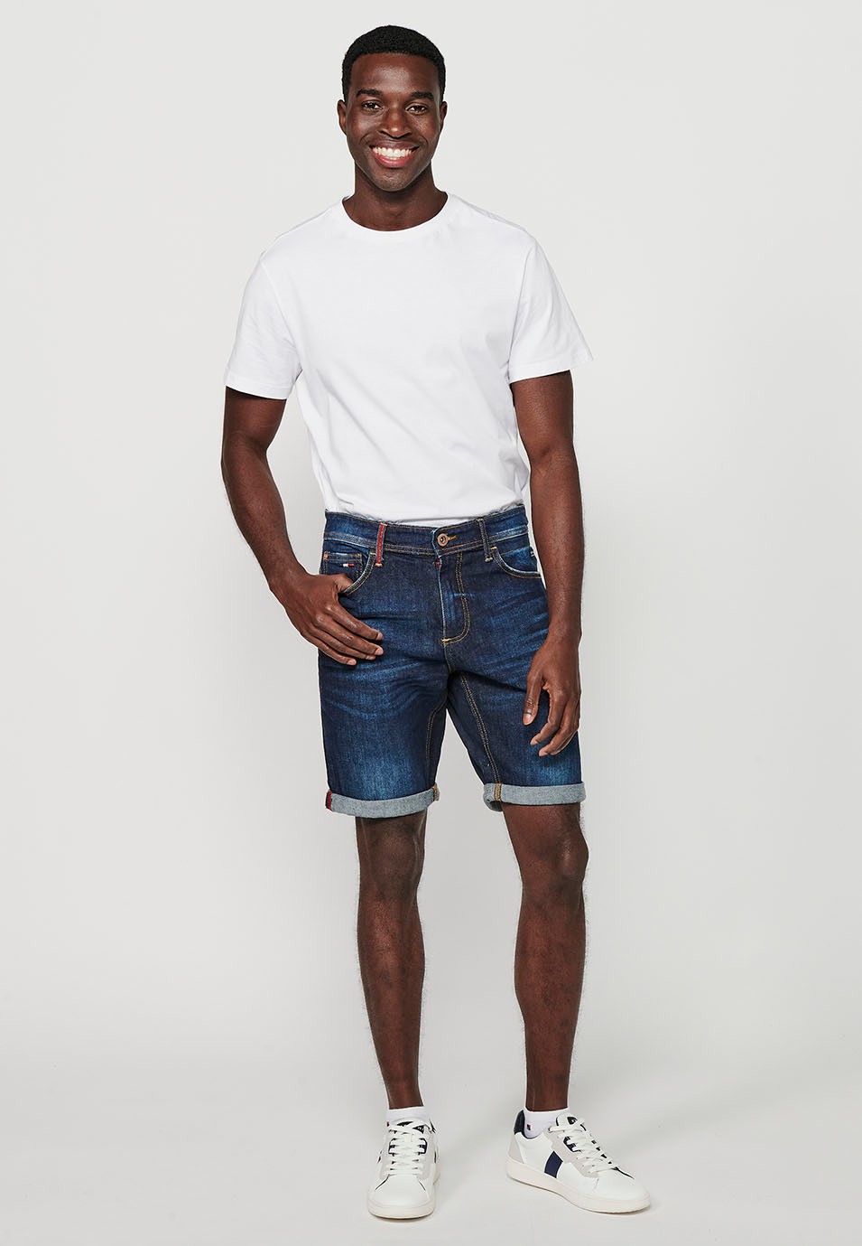 Shorts with turn-up finish and front zipper and button closure with five pockets, one blue pocket pocket for Men