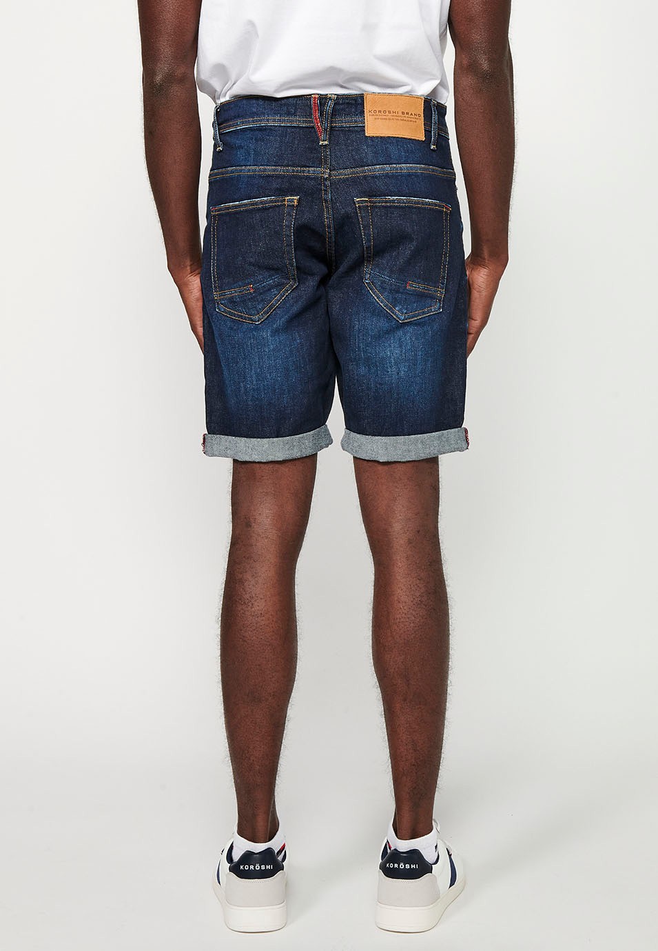 Shorts with turn-up finish and front zipper and button closure with five pockets, one blue pocket pocket for Men 7