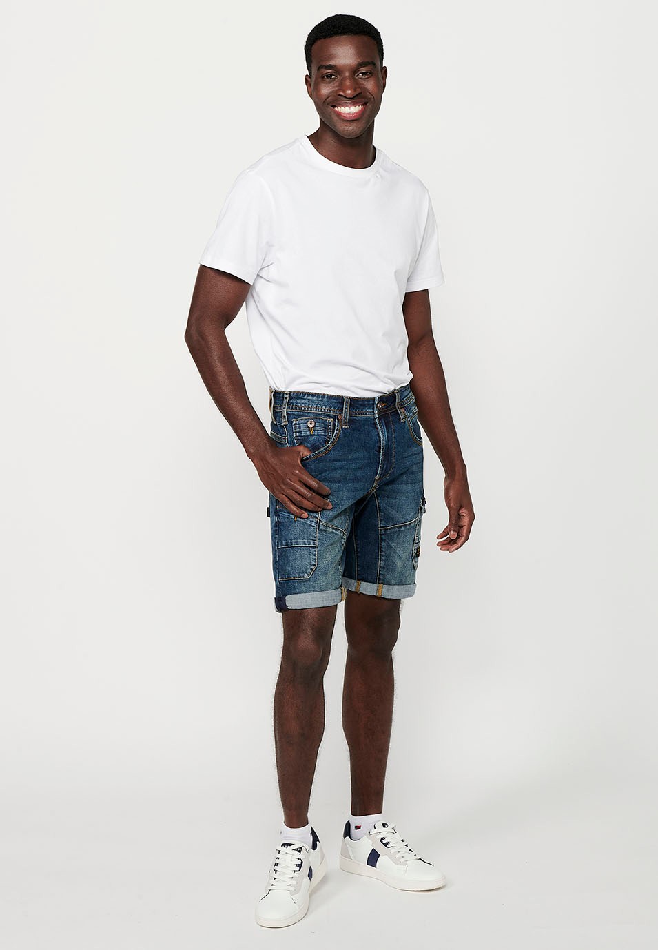 Denim Bermuda Shorts with Turn-Up Finish and Front Zipper and Button Closure with Five Pockets, One Pocket Pocket with Blue Front Details for Men