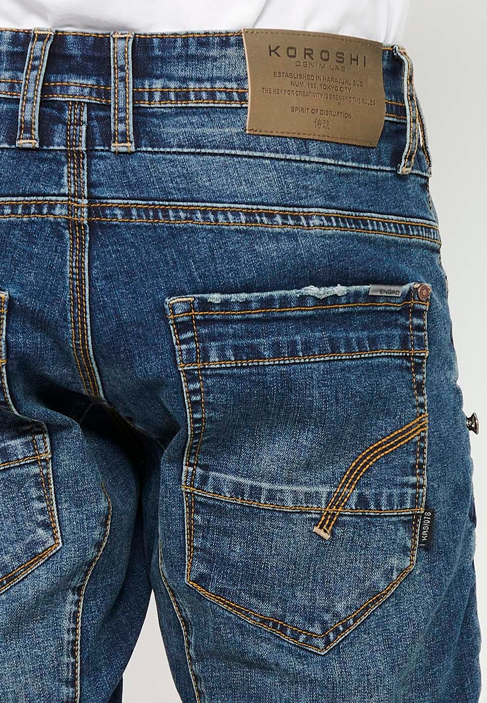 Bermuda en jean avec finition à revers et fermeture éclair sur le devant et fermeture boutonnée avec cinq poches, une poche avec détails bleus sur le devant pour homme 2