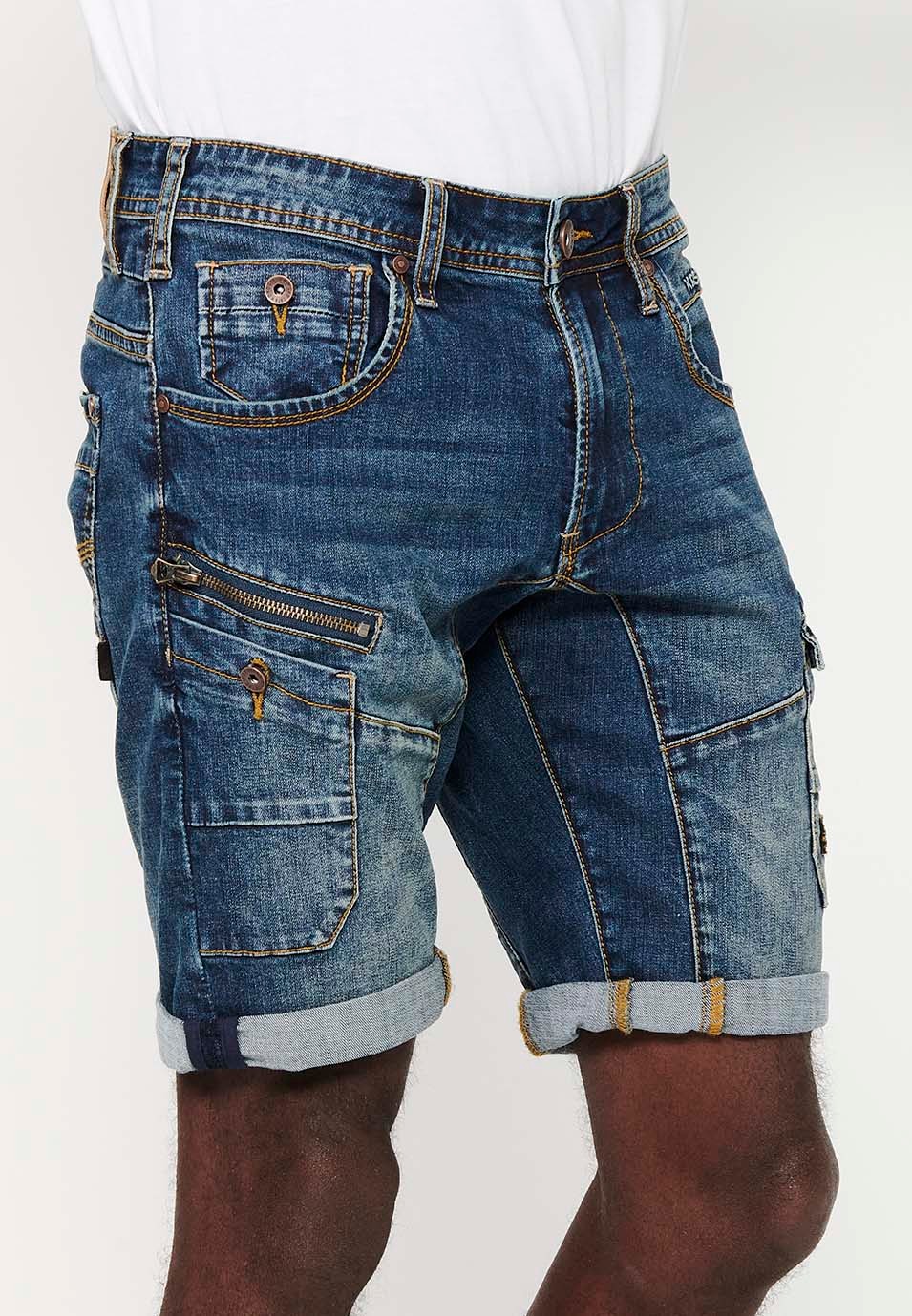 Bermuda en jean avec finition à revers et fermeture éclair sur le devant et fermeture boutonnée avec cinq poches, une poche avec détails bleus sur le devant pour homme 4