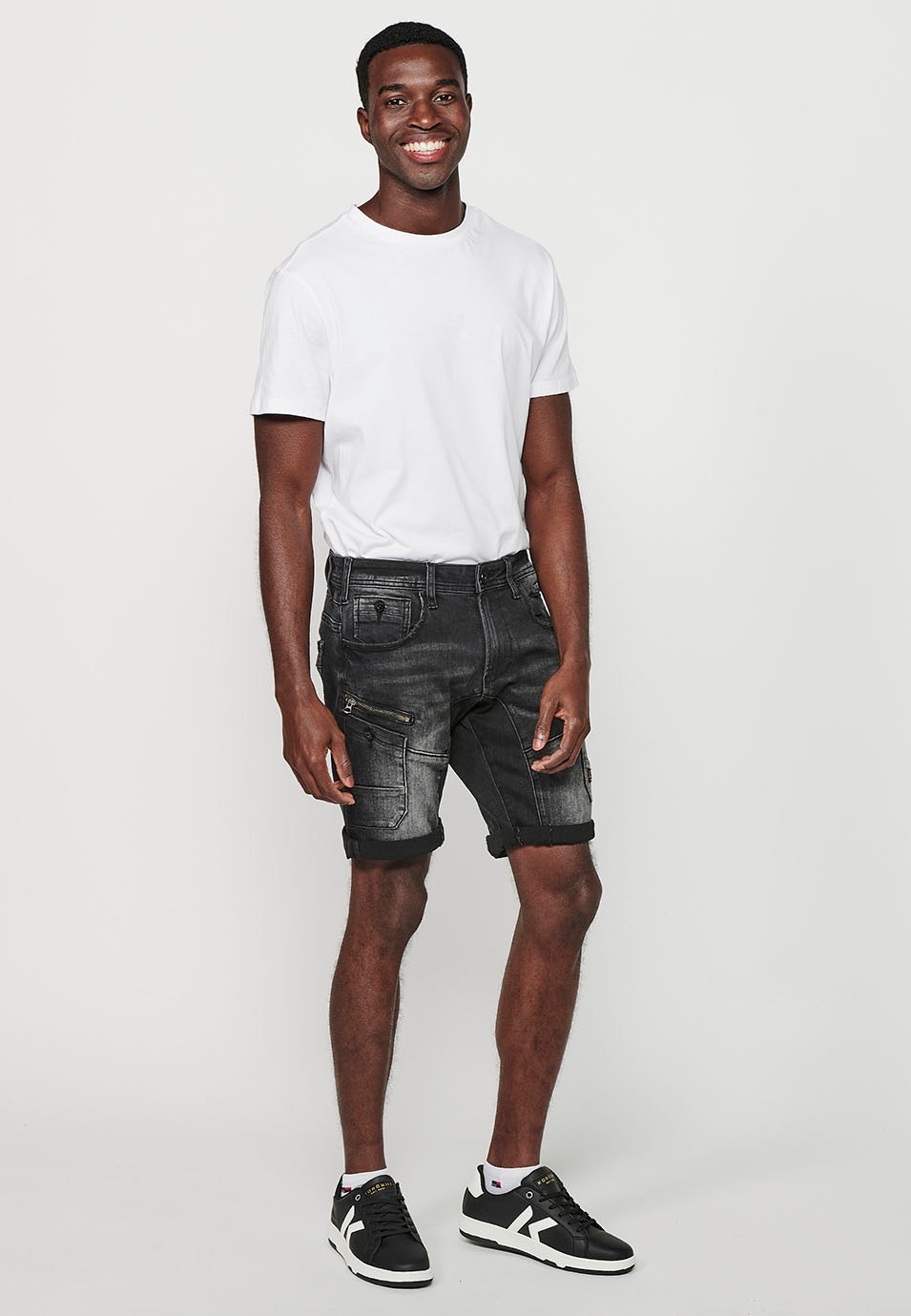 Shorts with Turn-up Finish and Front Closure with Zipper and Button with Five Pockets, One Pocket Pocket and Front Details in Black for Men