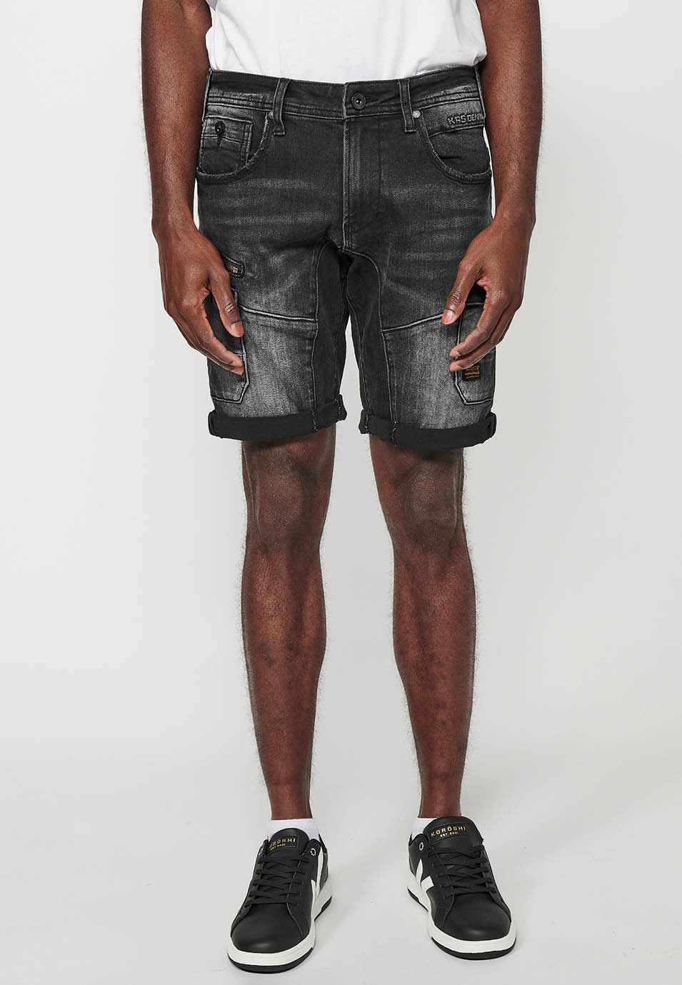 Shorts mit Umschlag und Frontverschluss mit Reißverschluss und Knopf mit fünf Taschen, einer Tasche und Frontdetails in Schwarz für Herren 4