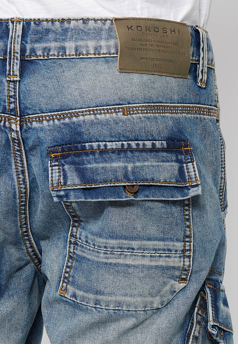 Bermuda cargo en denim avec fermeture éclair sur le devant et fermeture boutonnée avec cinq poches, une poche bleue pour homme 2