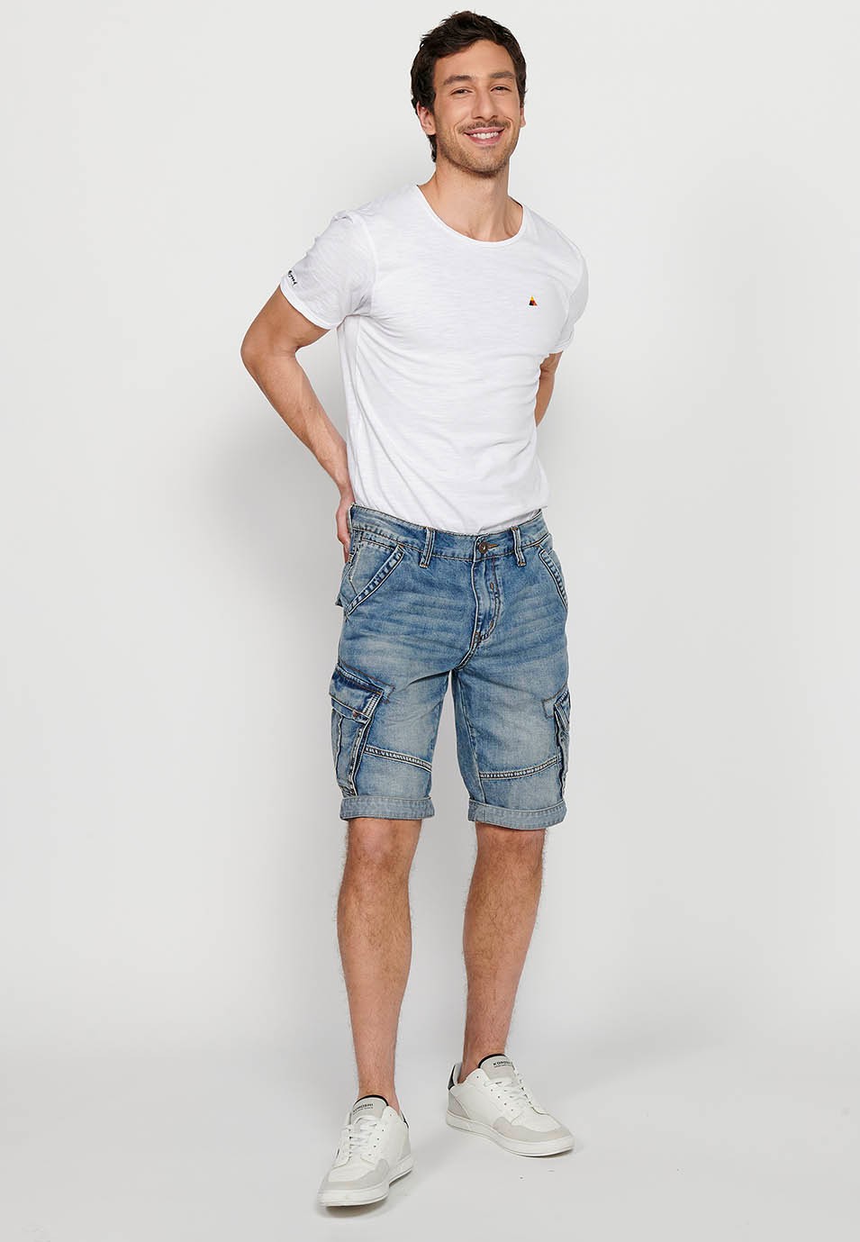Denim Bermuda cargo shorts with front zipper and button closure with five pockets, one blue pocket pocket for Men 1