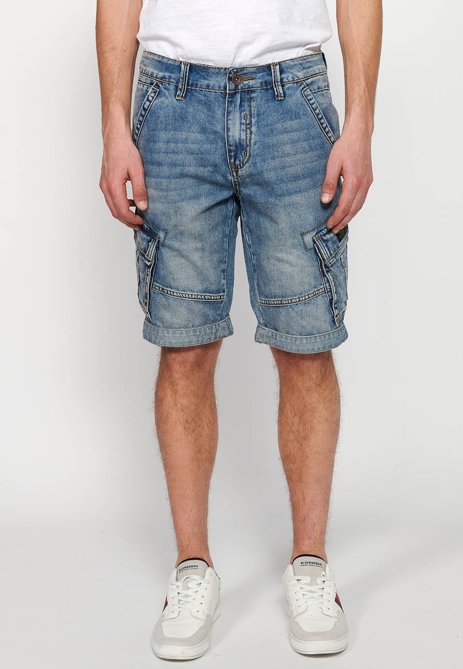 Denim Bermuda cargo shorts with front zipper and button closure with five pockets, one blue pocket pocket for Men