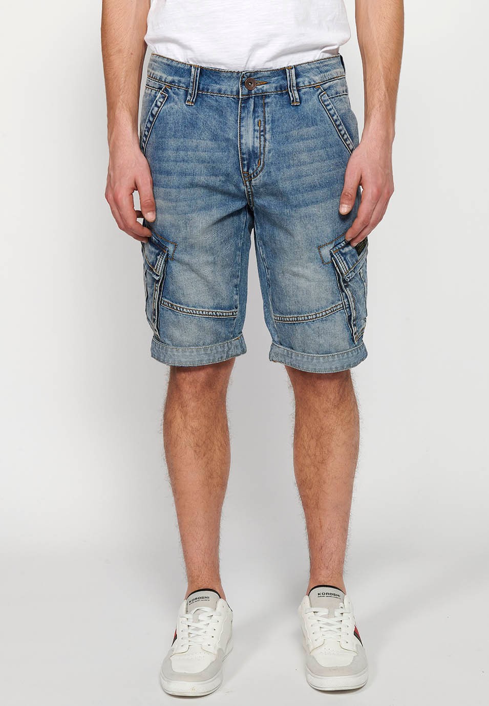 Bermuda cargo en denim avec fermeture éclair sur le devant et fermeture boutonnée avec cinq poches, une poche bleue pour homme