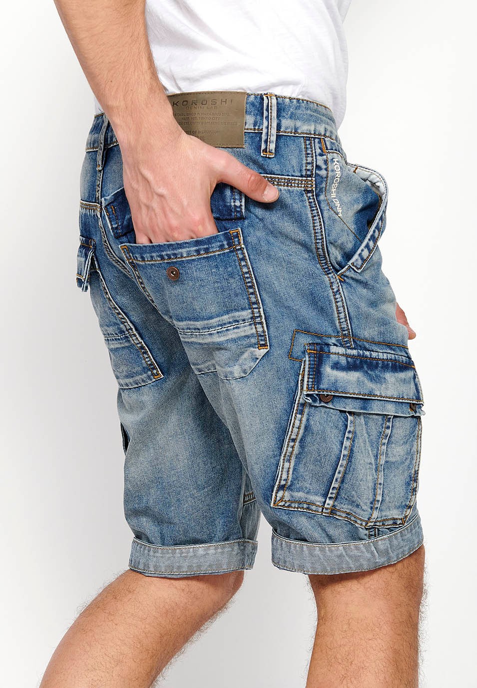 Denim Bermuda cargo shorts with front zipper and button closure with five pockets, one blue pocket pocket for Men 3