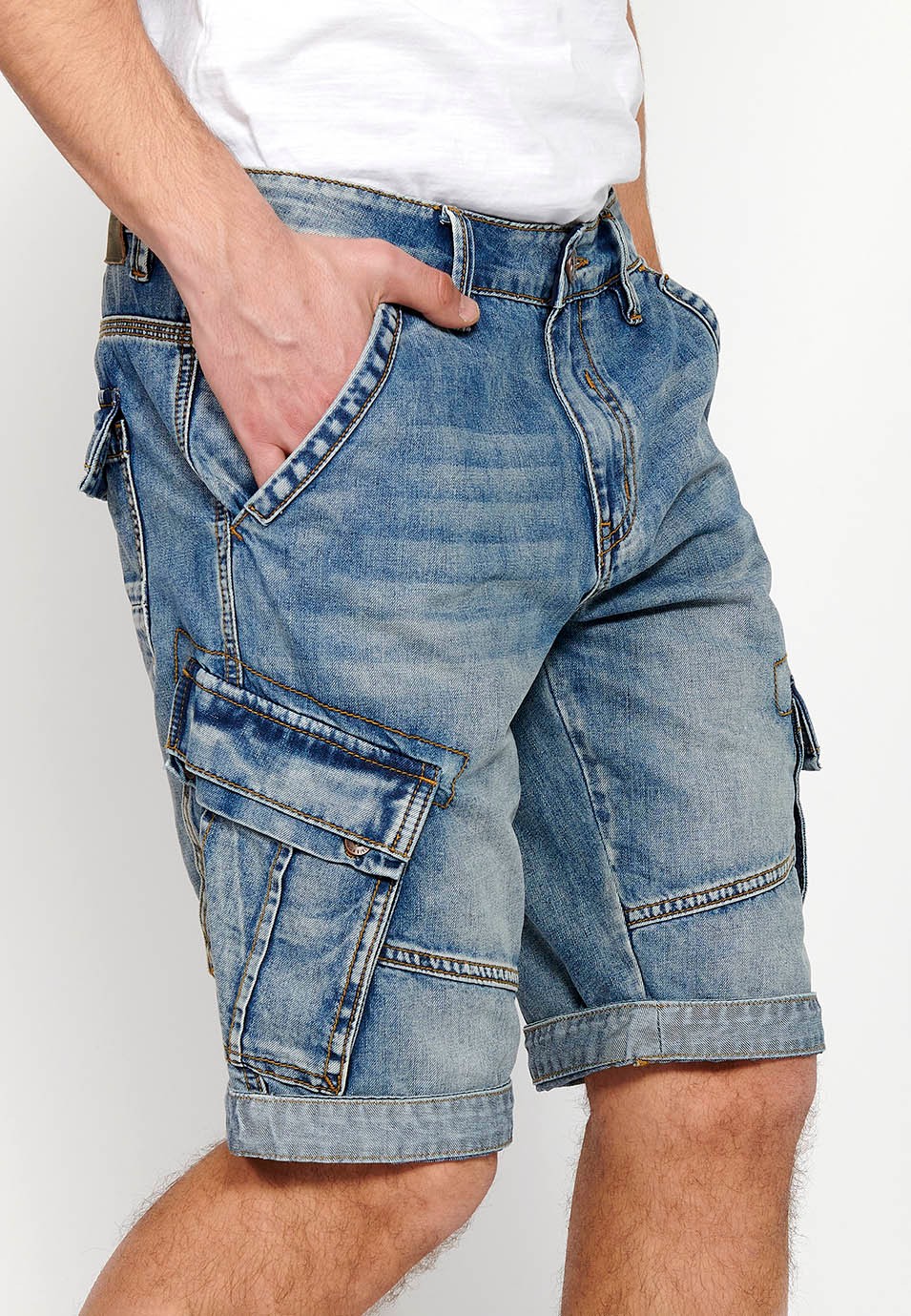 Denim Bermuda cargo shorts with front zipper and button closure with five pockets, one blue pocket pocket for Men 9