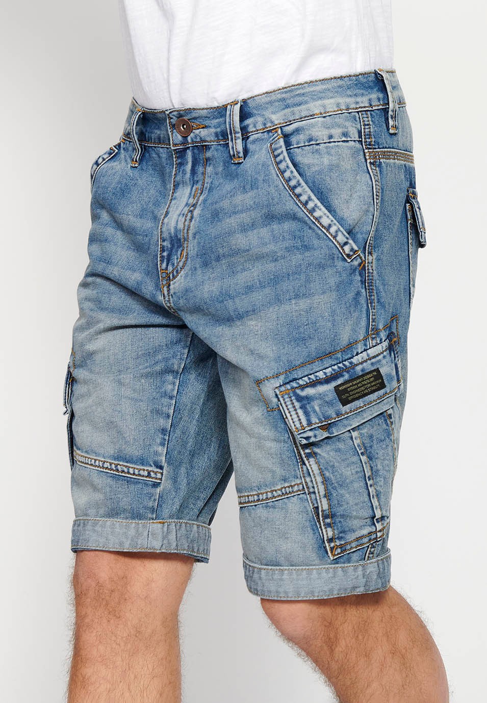 Denim Bermuda cargo shorts with front zipper and button closure with five pockets, one blue pocket pocket for Men 8