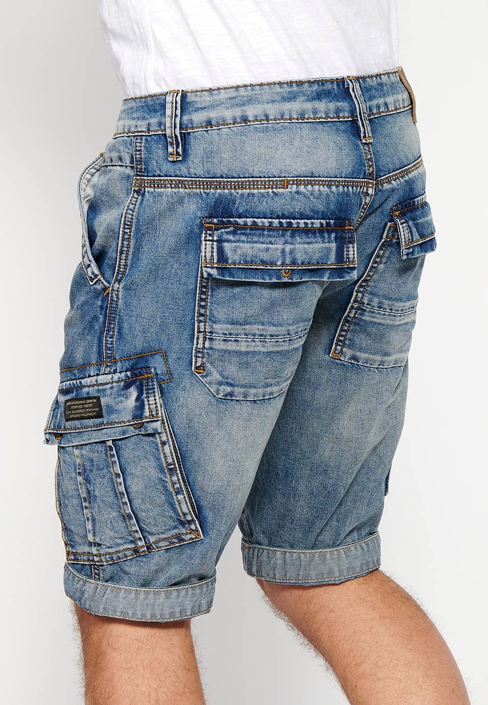 Denim Bermuda cargo shorts with front zipper and button closure with five pockets, one blue pocket pocket for Men 4